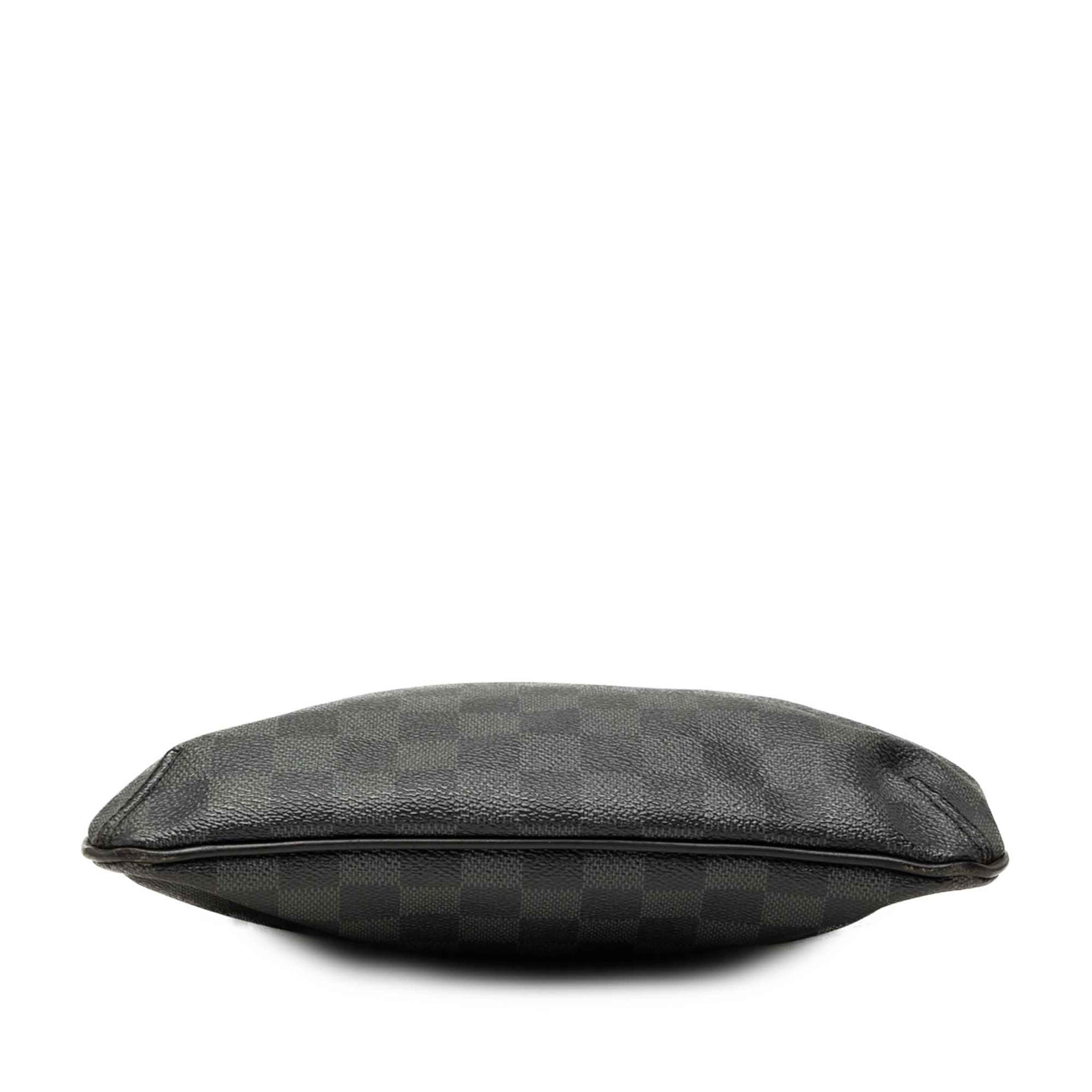 Louis Vuitton Damier Graphite Thomas, från Luxclusif, i färgen svart. Klicka för att öppna bilden i stort format
