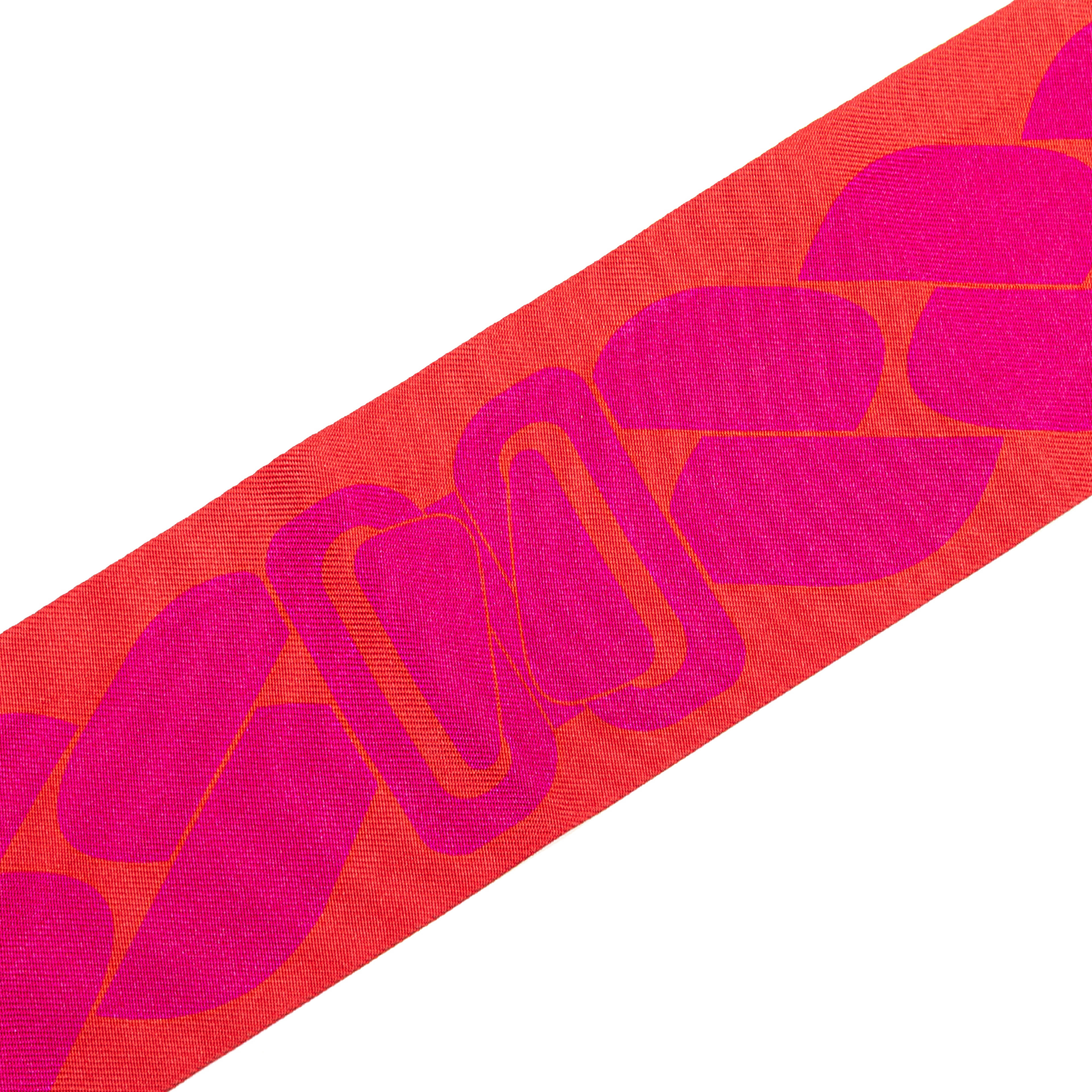 Hermès Clic Cest Noue Silk Twilly Scarf, från Luxclusif, i färgen dark orange. Klicka för att öppna bilden i stort format