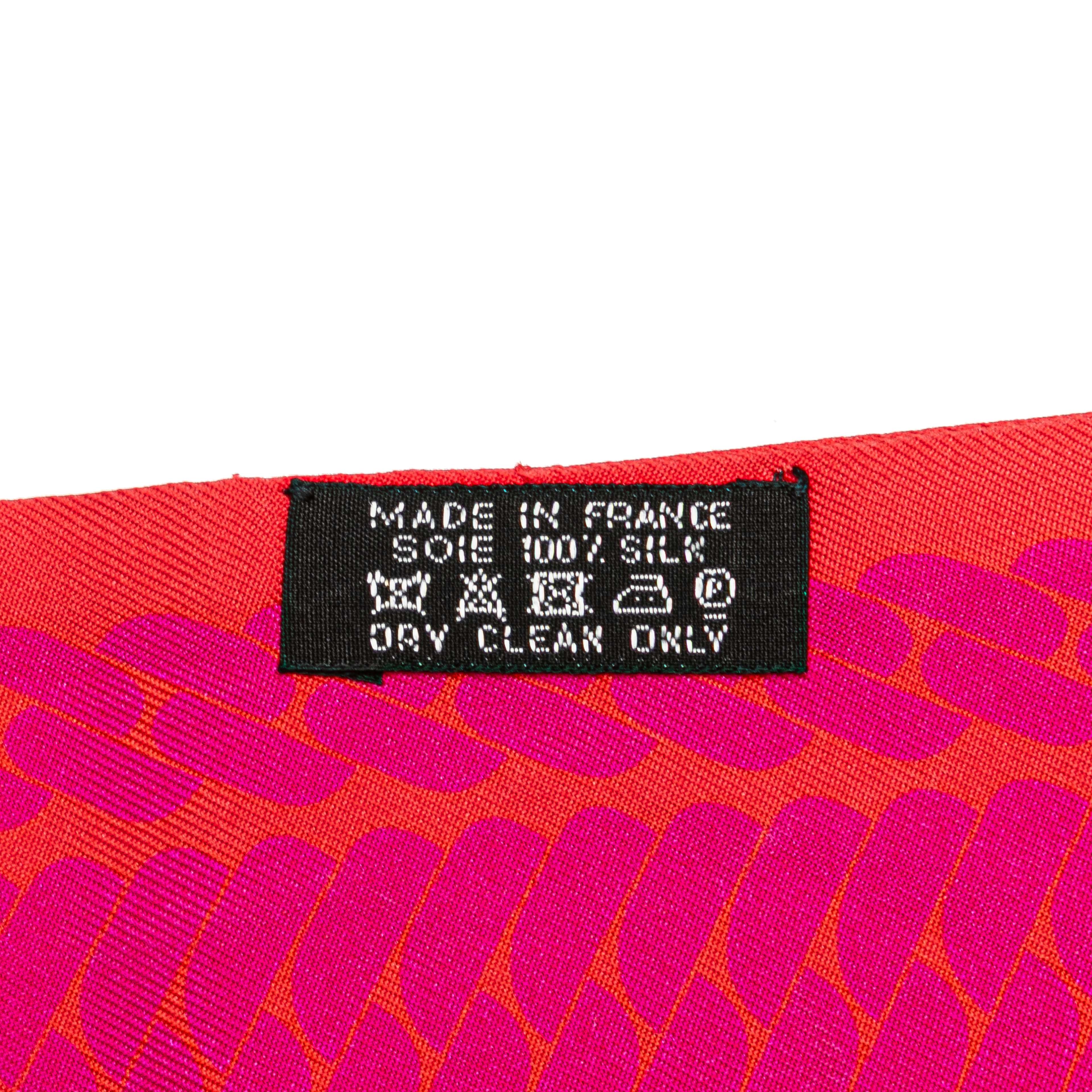 Hermès Clic Cest Noue Silk Twilly Scarf, från Luxclusif, i färgen dark orange. Klicka för att öppna bilden i stort format