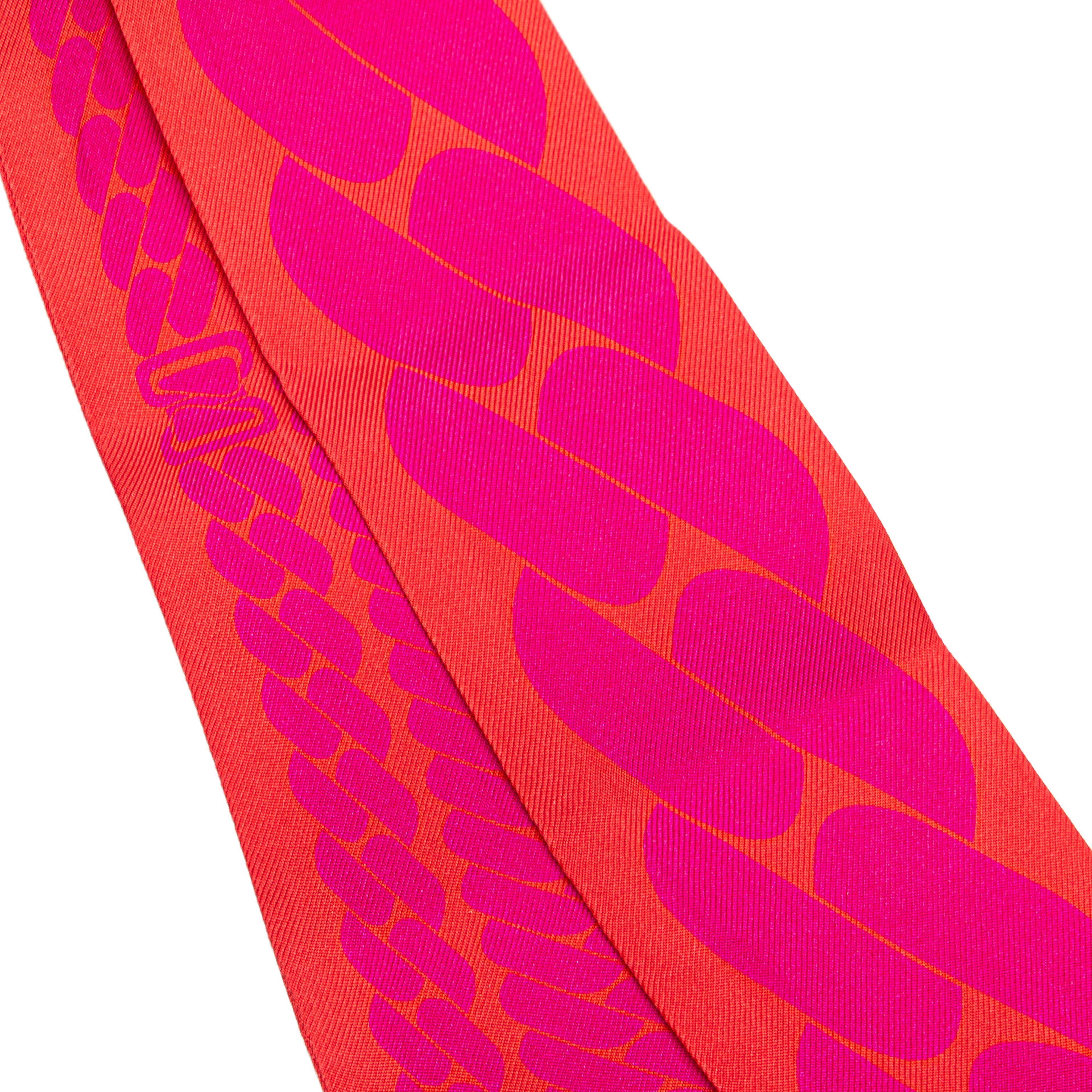 Hermès Clic Cest Noue Silk Twilly Scarf, från Luxclusif, i färgen dark orange. Klicka för att öppna bilden i stort format