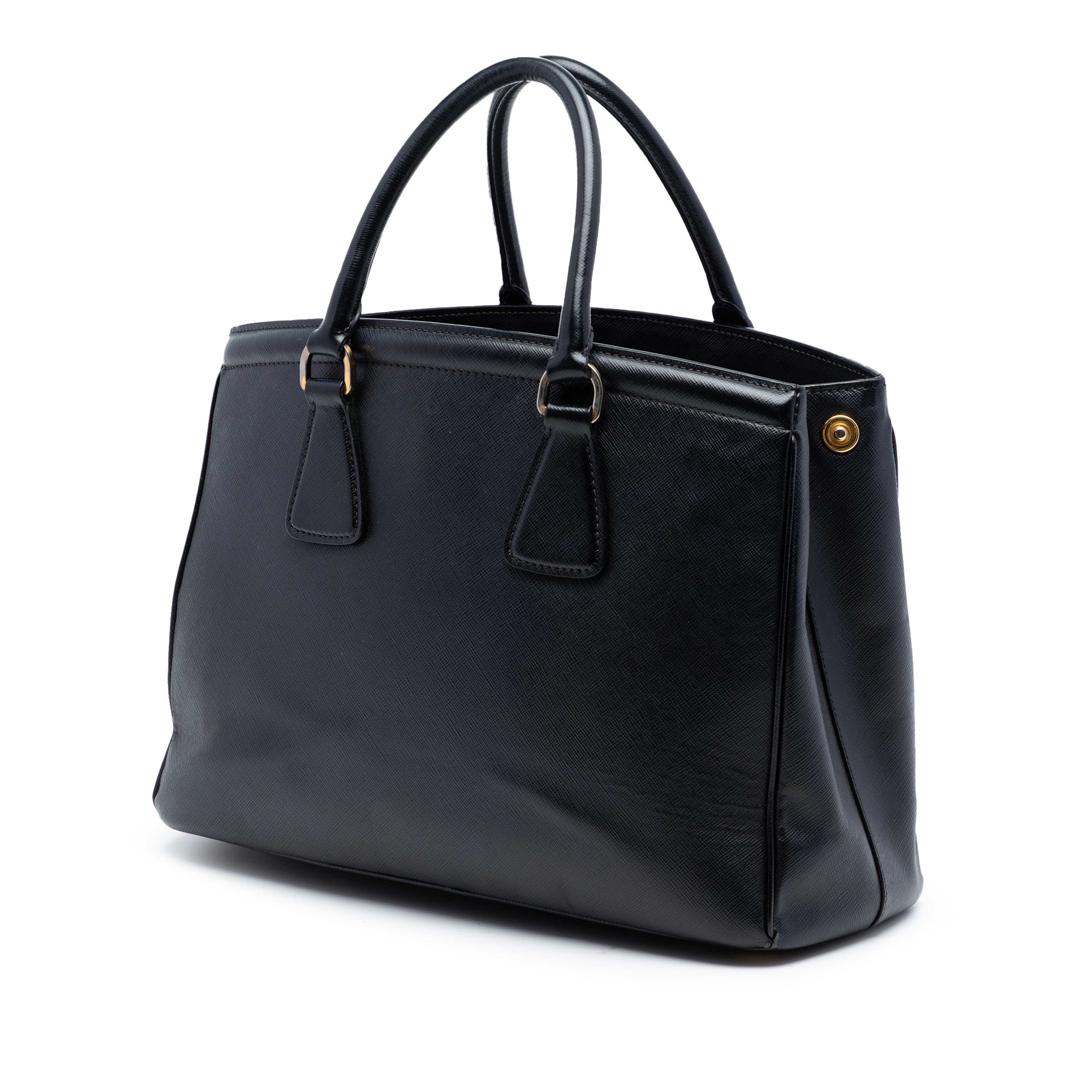 Prada Saffiano Lux Parabole Tote, från Luxclusif, i färgen black. Klicka för att öppna bilden i stort format