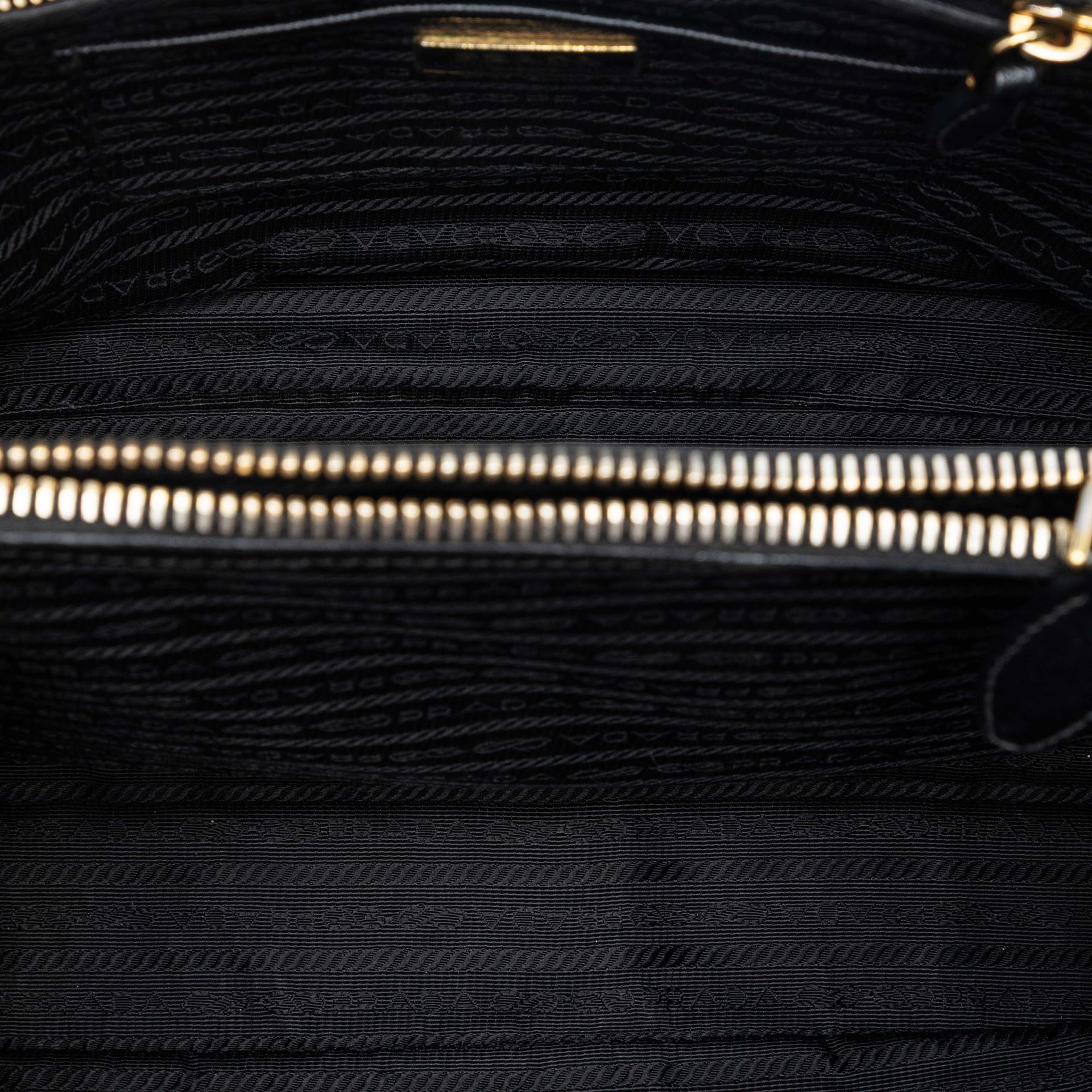 Prada Saffiano Lux Parabole Tote, från Luxclusif, i färgen black. Klicka för att öppna bilden i stort format