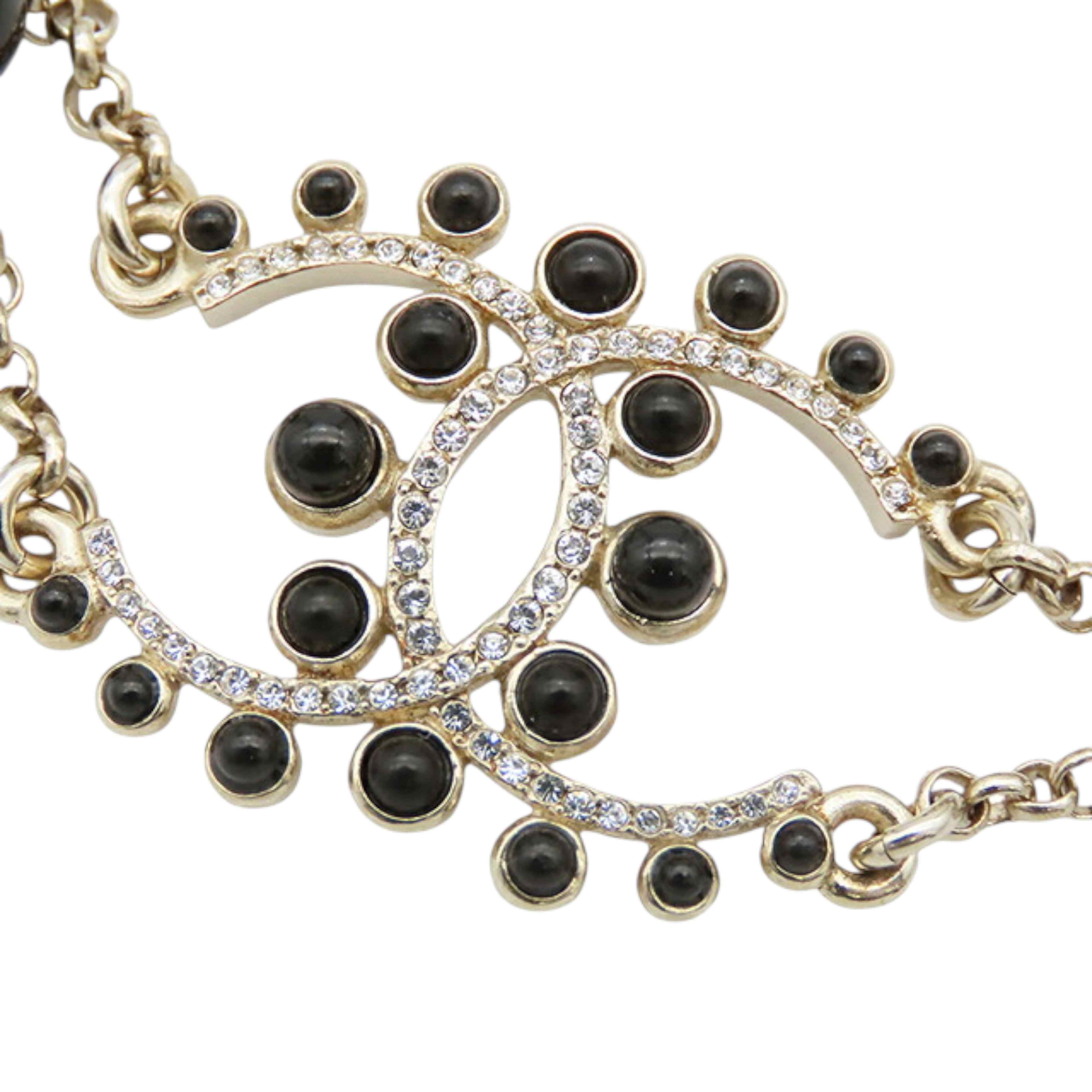 Chanel Gold Plated Cc Faux Pearl Rhinestones Bracelet, från Luxclusif, i färgen svart. Klicka för att öppna bilden i stort format