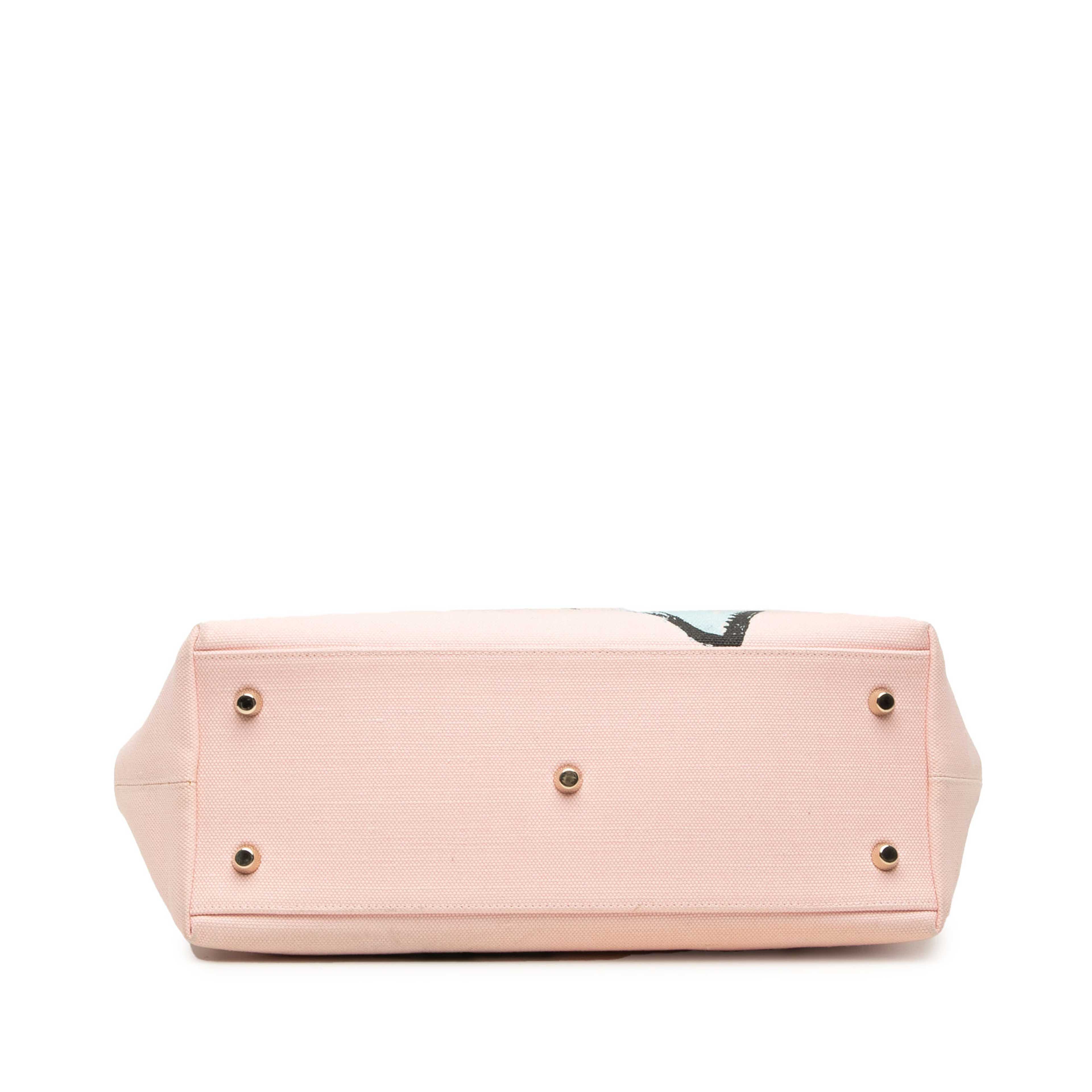 Dior Limited Edition Medium Canvas Floral Printed Diorissimo Satchel, från Luxclusif, i färgen light pink. Klicka för att öppna bilden i stort format