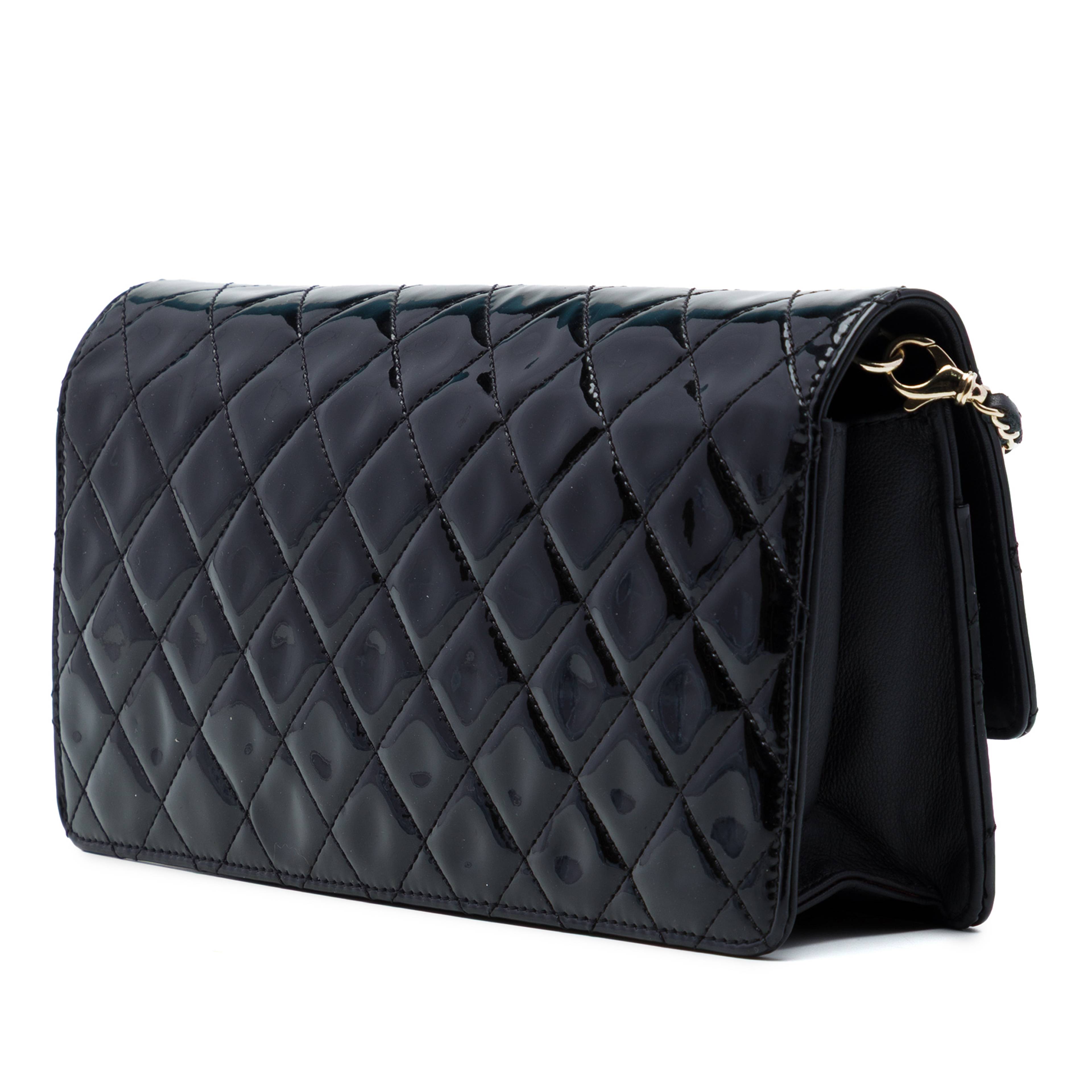 Chanel Quilted Patent Golden Class East West Wallet On Chain, från Luxclusif, i färgen svart. Klicka för att öppna bilden i stort format