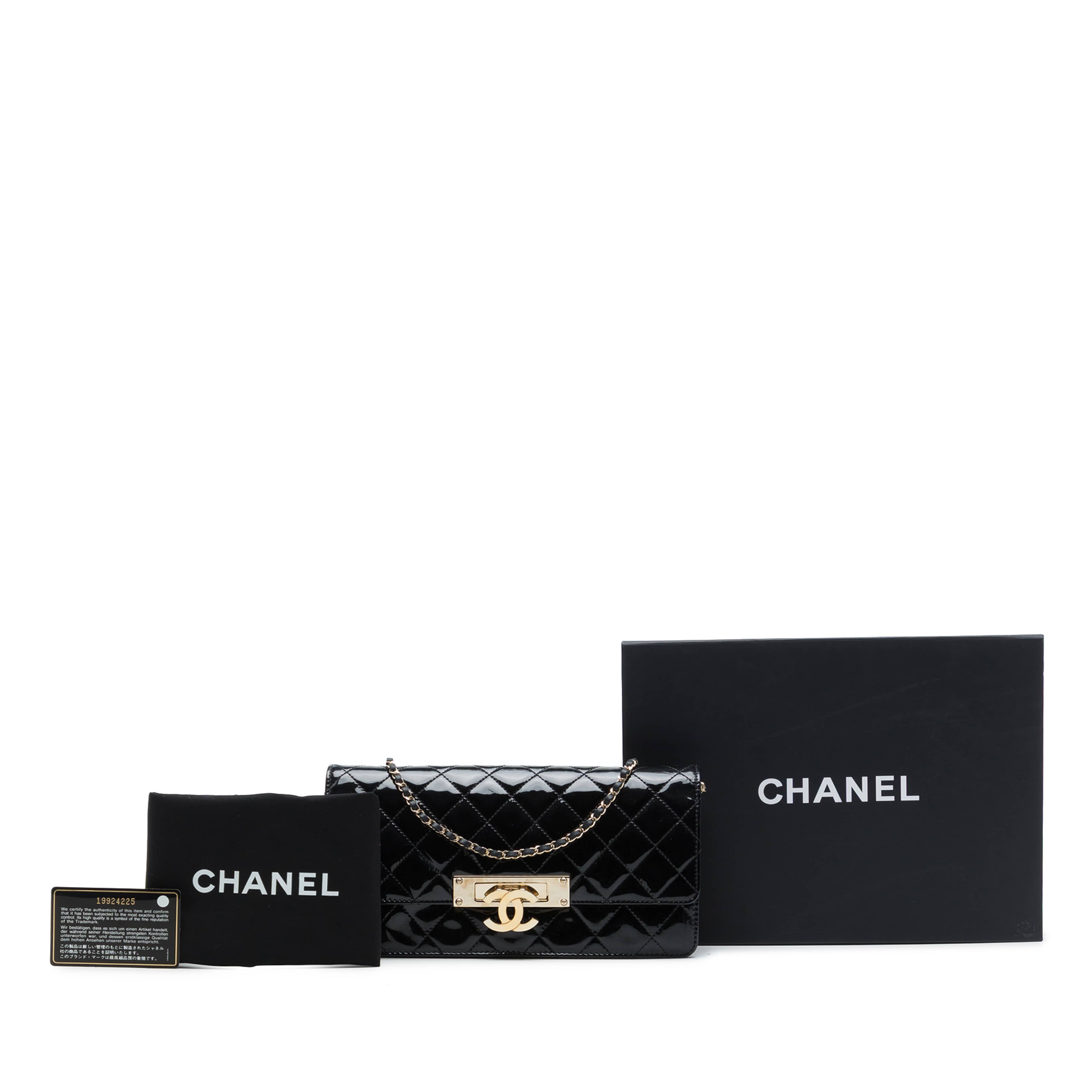 Chanel Quilted Patent Golden Class East West Wallet On Chain, från Luxclusif, i färgen svart. Klicka för att öppna bilden i stort format