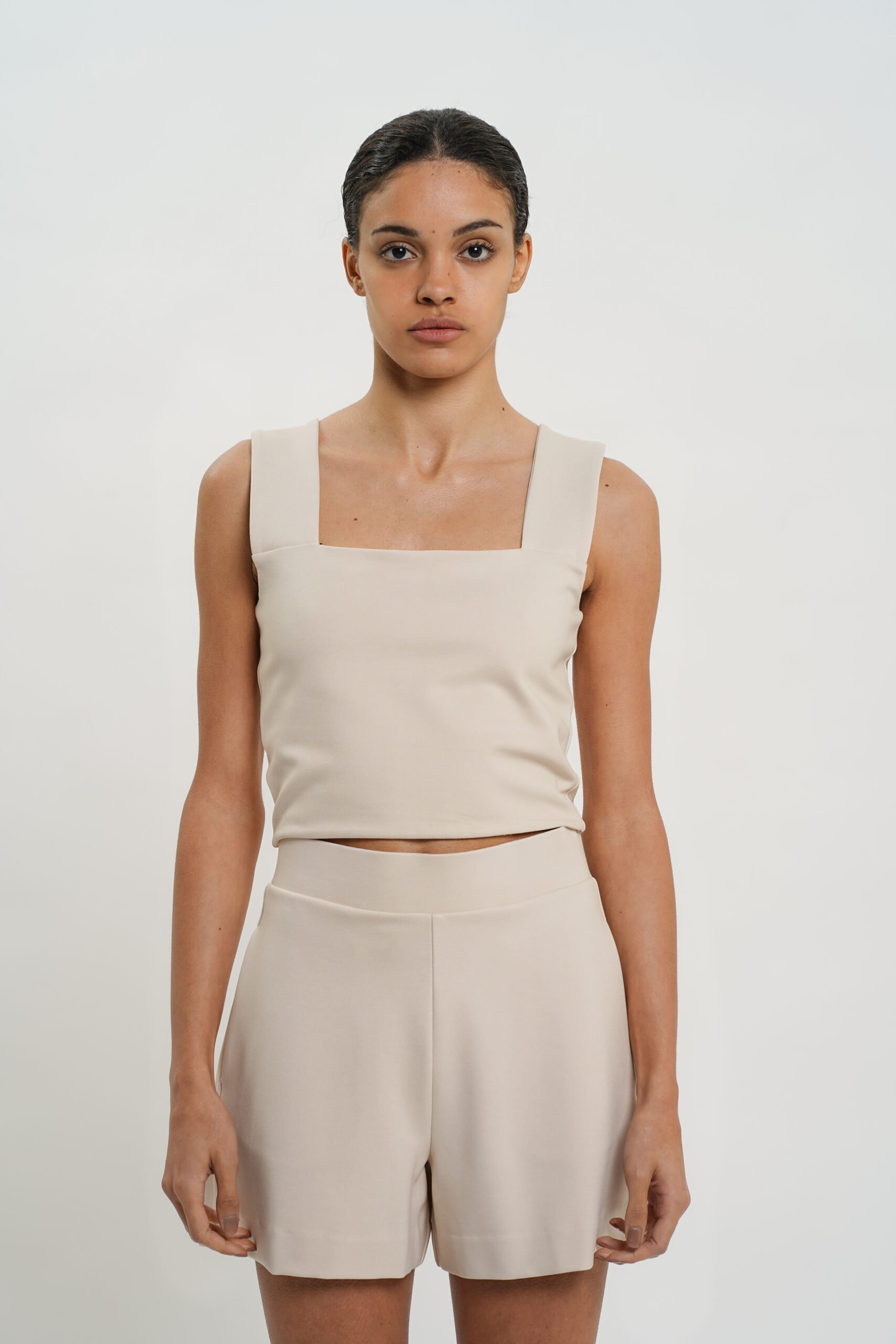 Lola Mini Shorts - Greige, från Residus, i färgen beige. Klicka för att öppna bilden i stort format