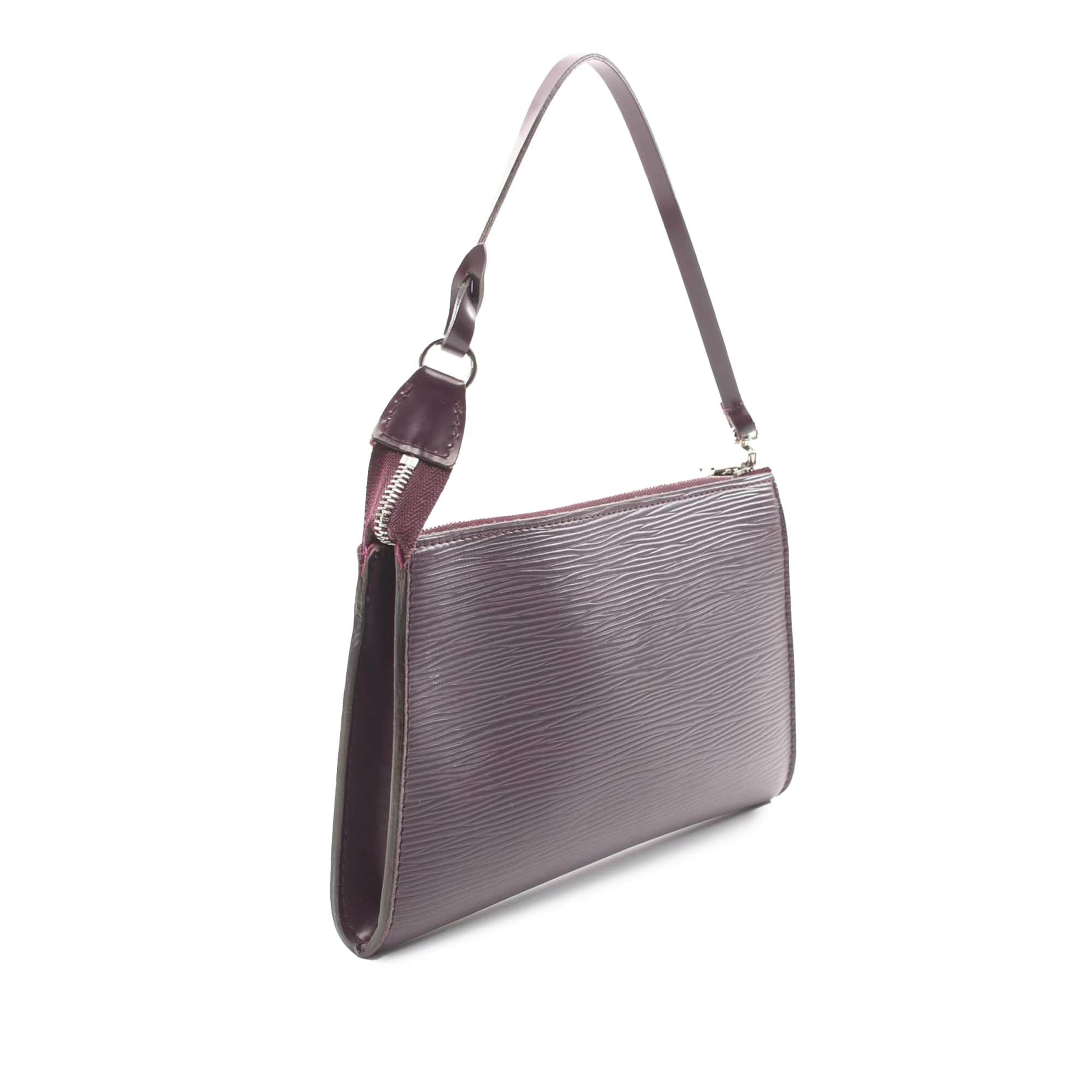 Louis Vuitton Epi Pochette Accessoires, från Luxclusif, i färgen purple. Klicka för att öppna bilden i stort format