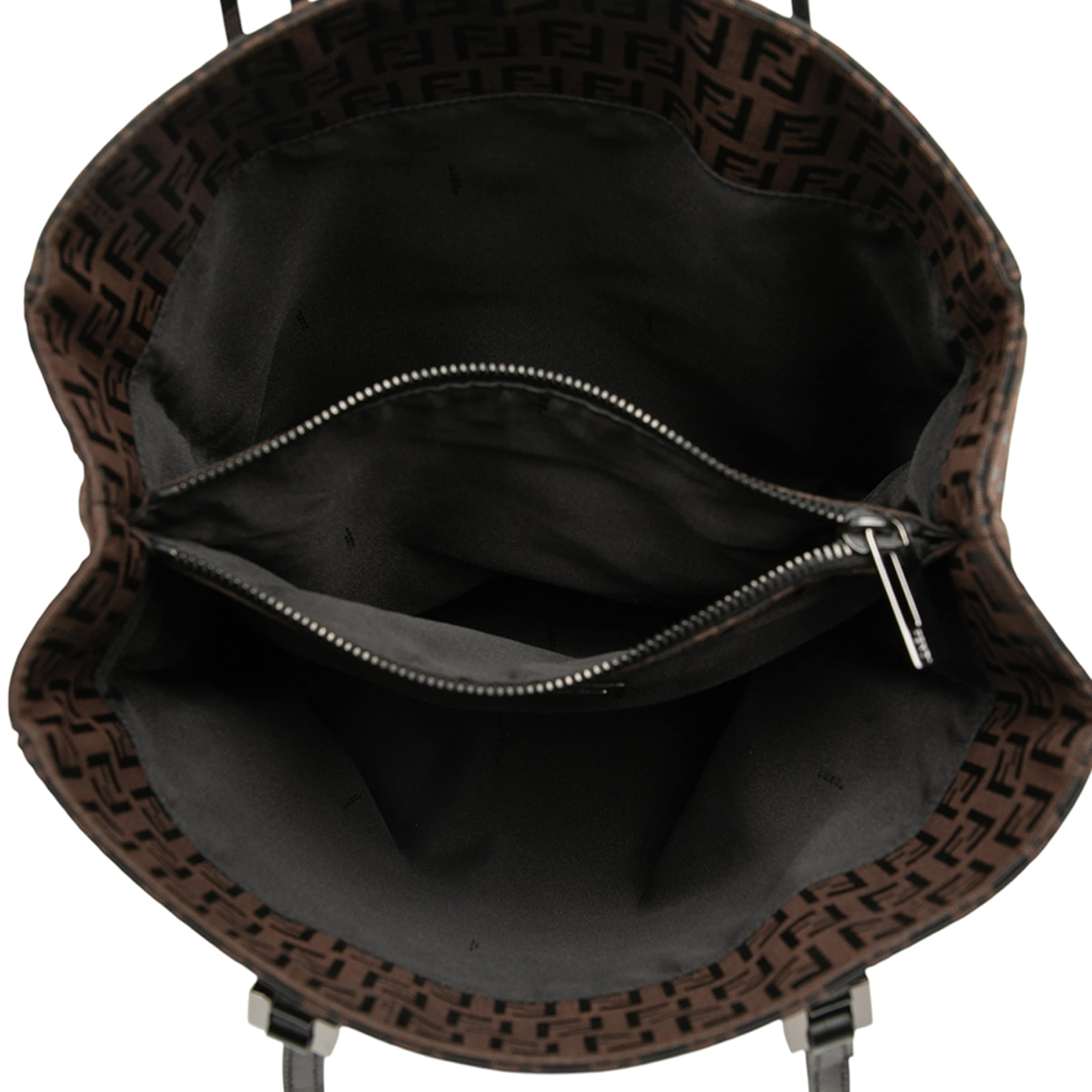 Fendi Zucchino Canvas Tote, från Luxclusif, i färgen dark brown. Klicka för att öppna bilden i stort format