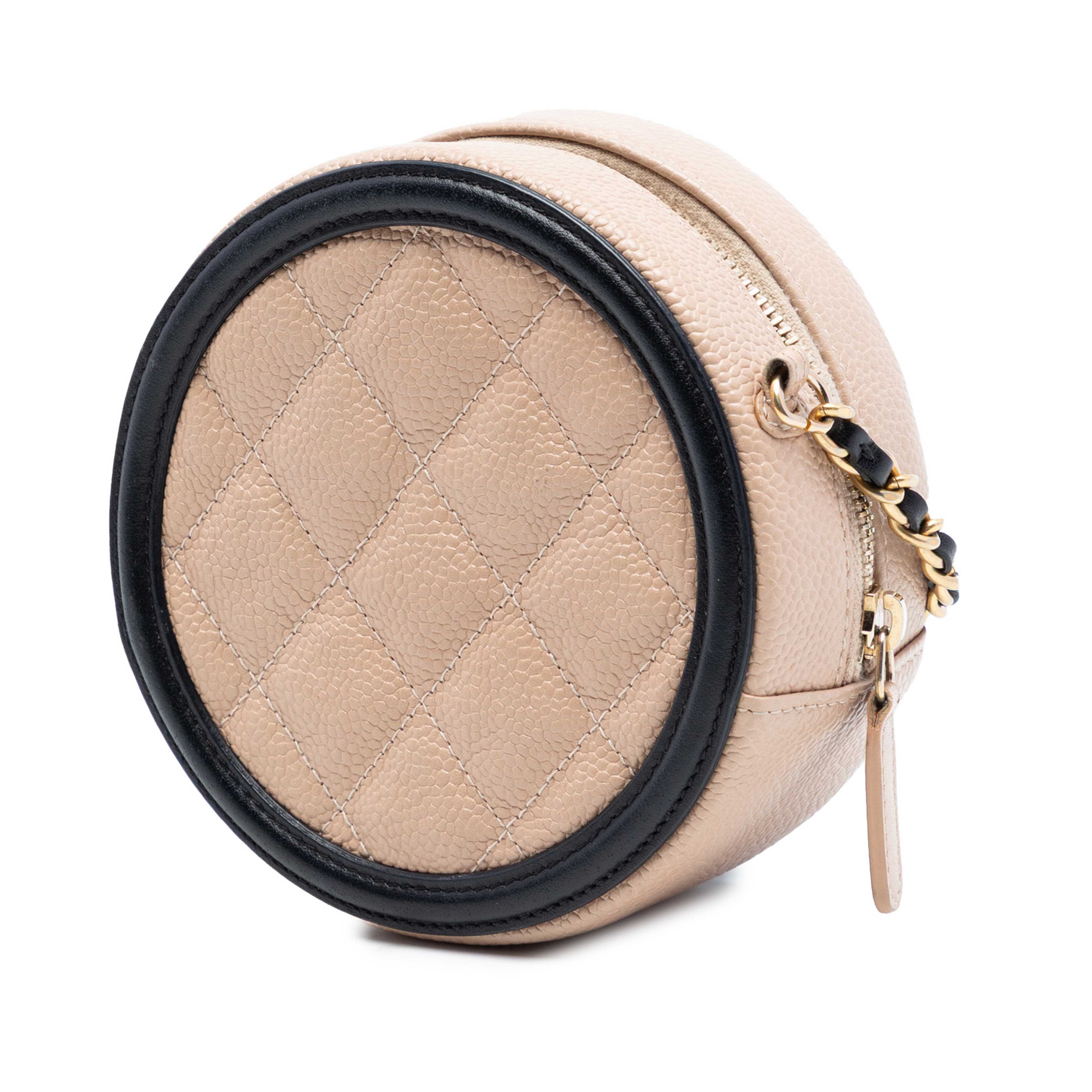 Chanel Caviar Cc Filigree Round Crossbody, från Luxclusif, i färgen beige. Klicka för att öppna bilden i stort format