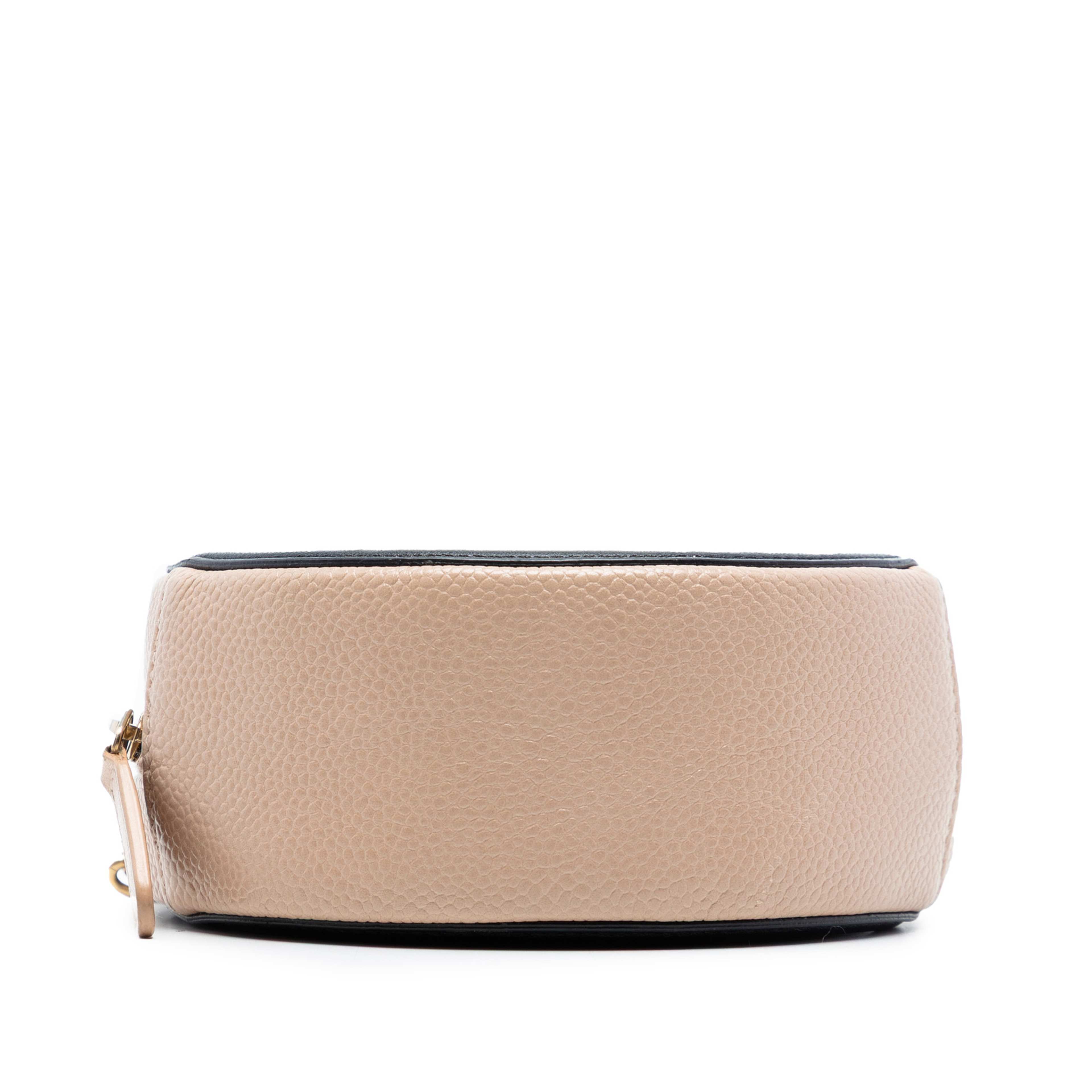 Chanel Caviar Cc Filigree Round Crossbody, från Luxclusif, i färgen beige. Klicka för att öppna bilden i stort format