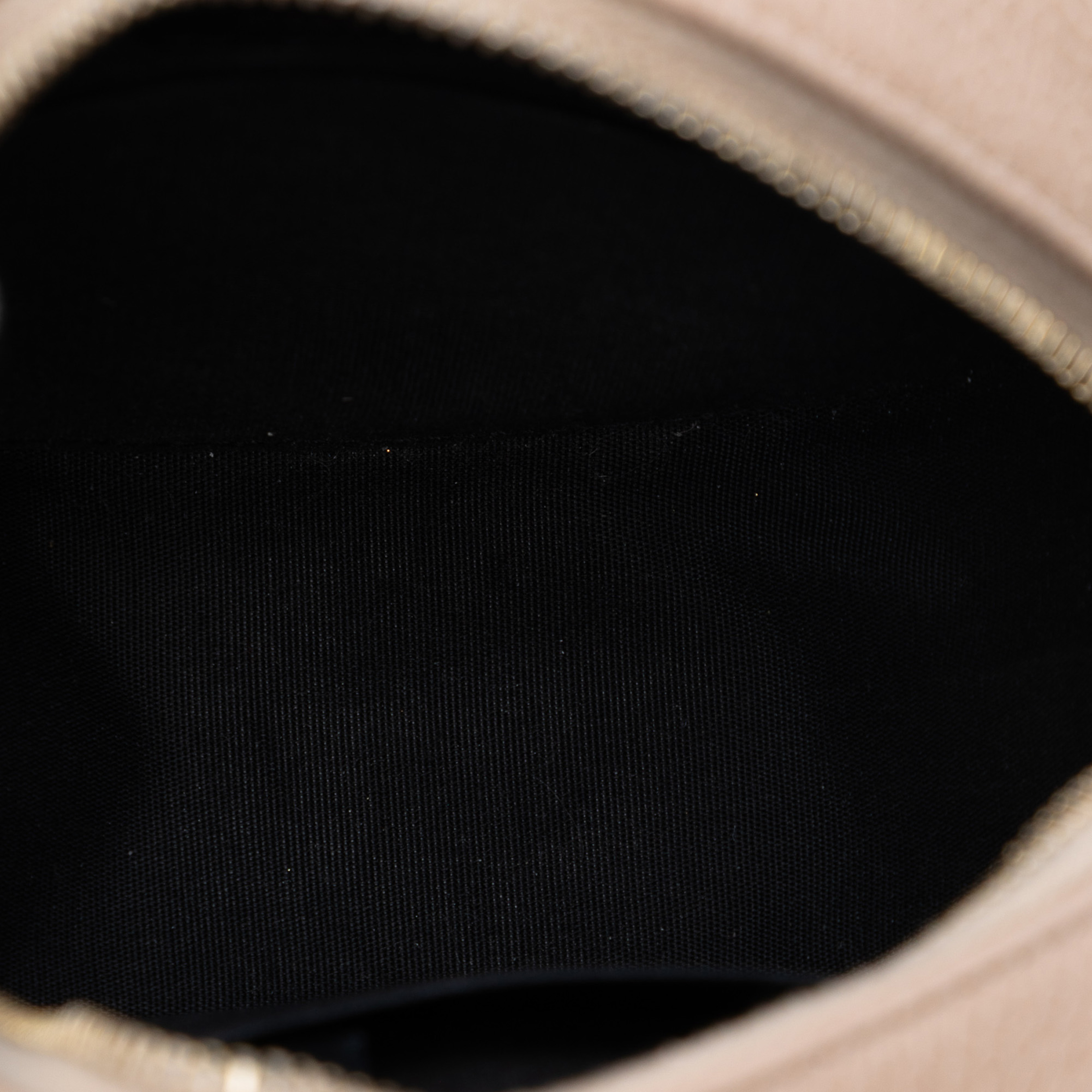 Chanel Caviar Cc Filigree Round Crossbody, från Luxclusif, i färgen beige. Klicka för att öppna bilden i stort format