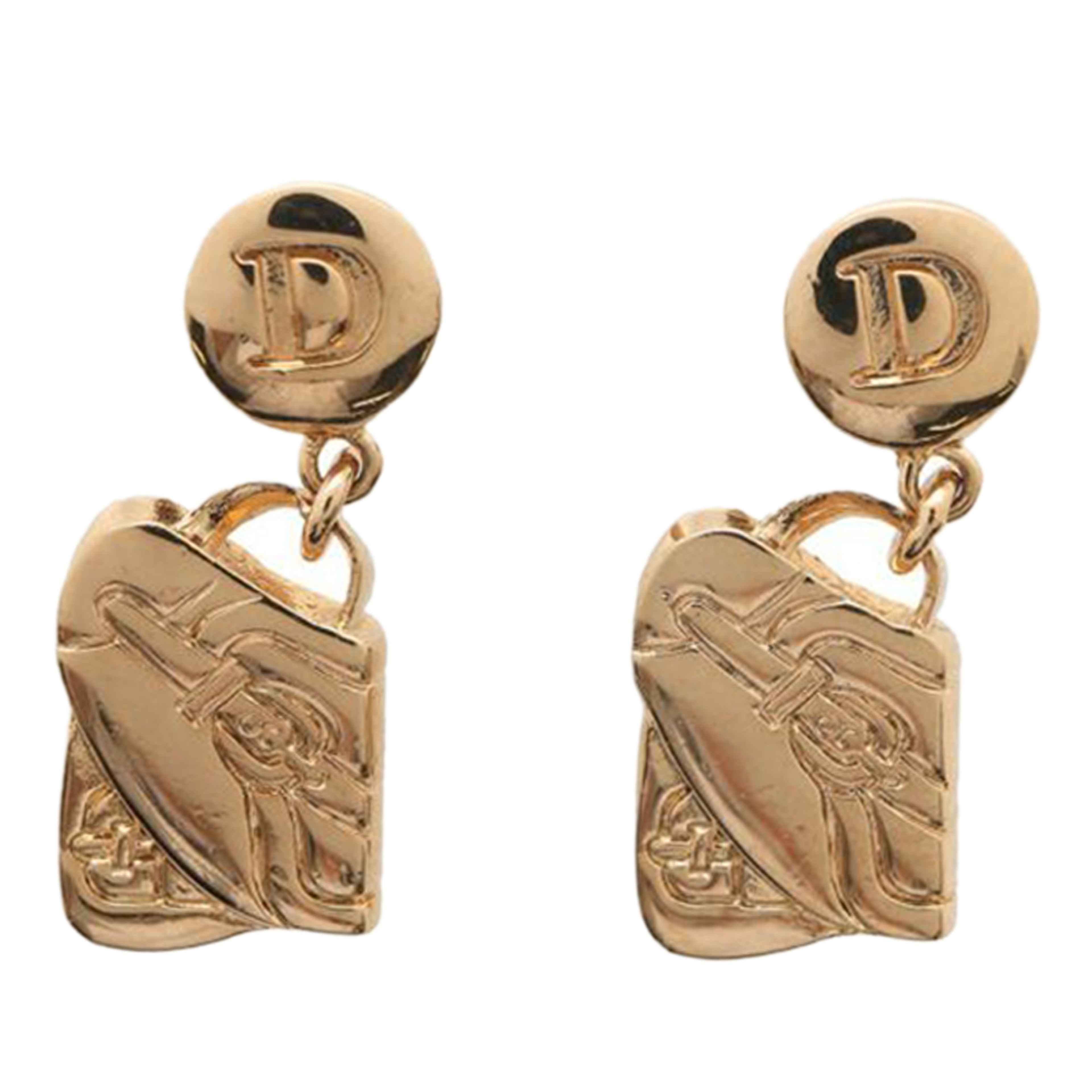 Dior Gold Plated Saddlebag Drop Bullet Back Earrings, från Luxclusif, i färgen gold. Klicka för att öppna bilden i stort format