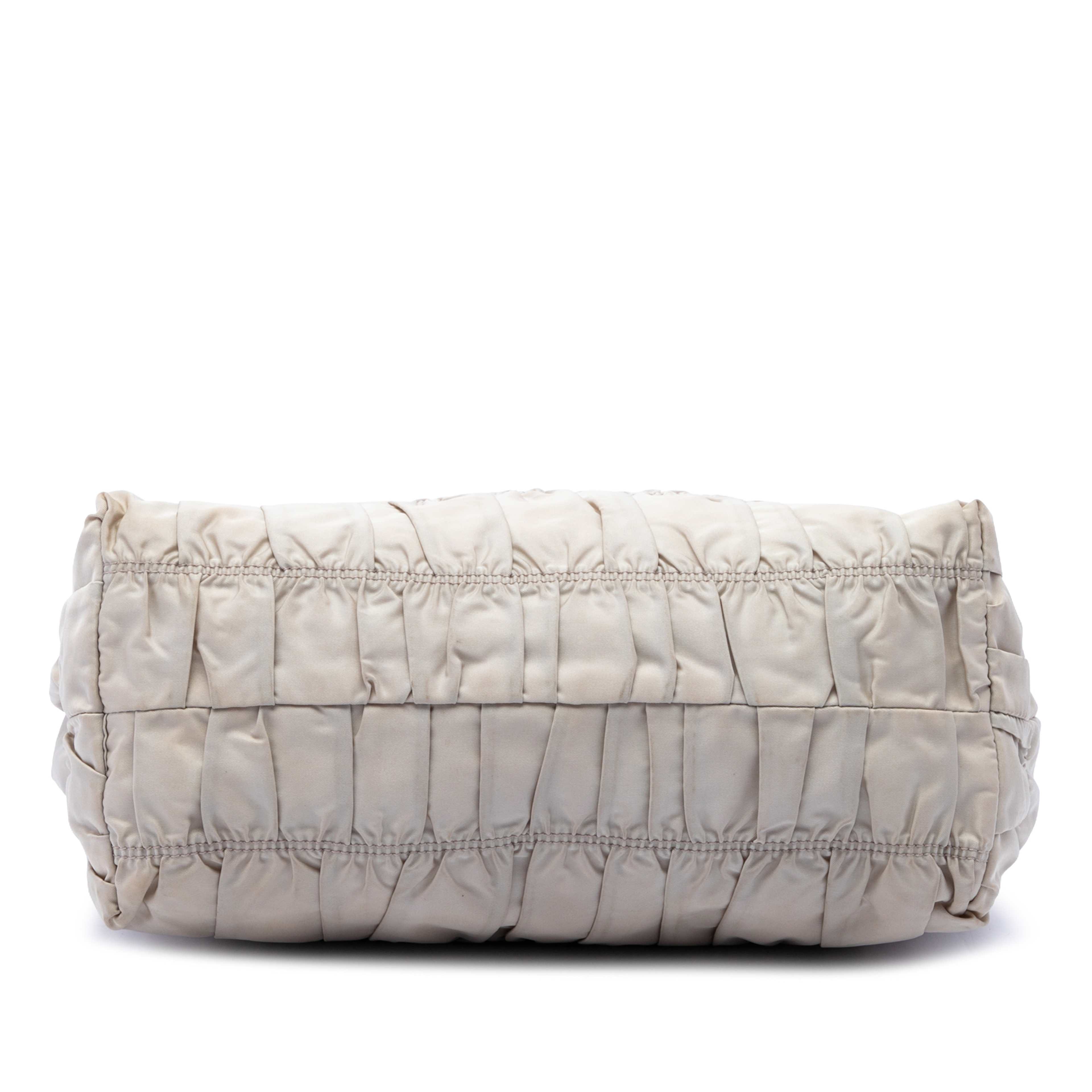 Prada Tessuto Gaufre Satchel, från Luxclusif, i färgen brun. Klicka för att öppna bilden i stort format