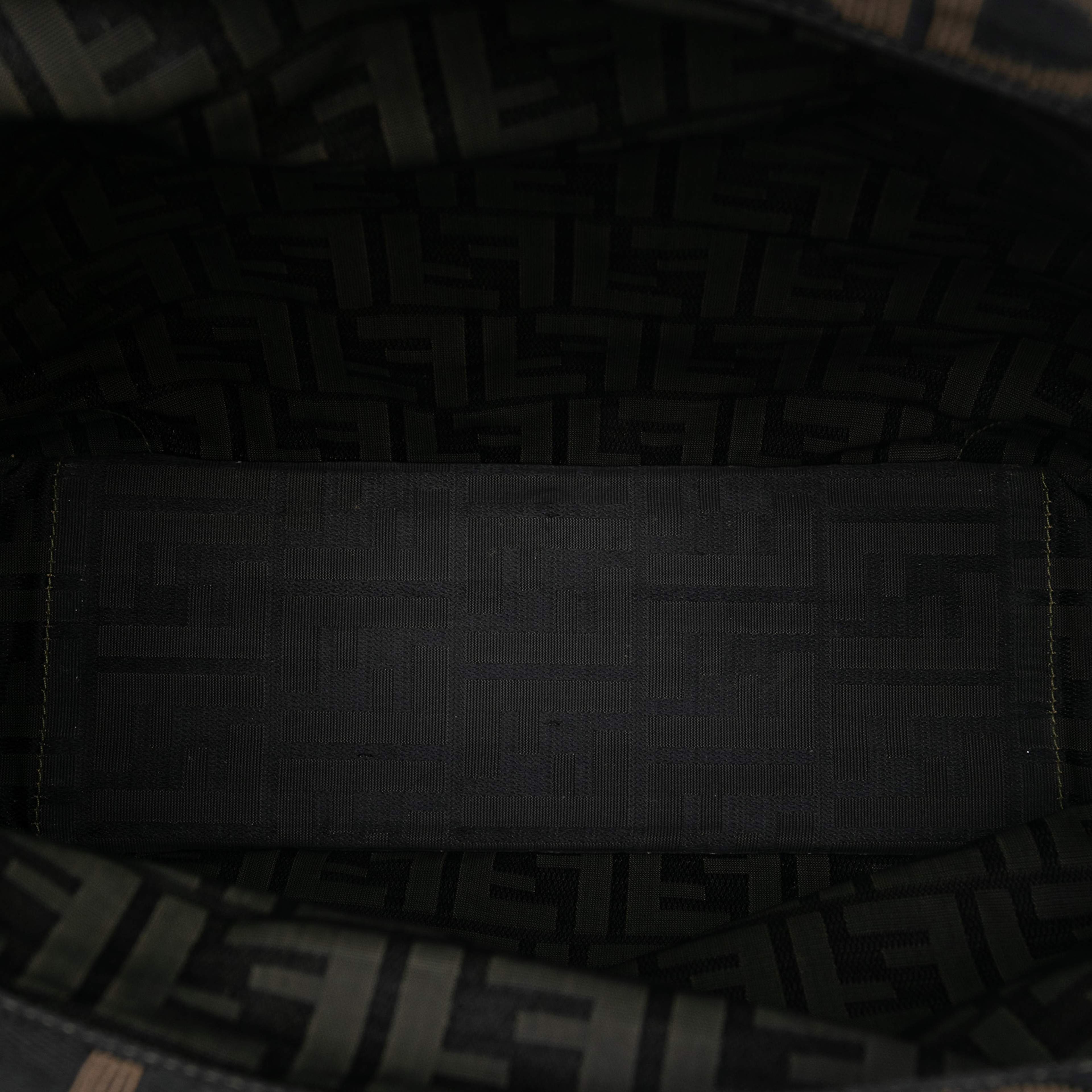 Fendi Zucca Canvas Shopping Tote, från Luxclusif, i färgen brown. Klicka för att öppna bilden i stort format