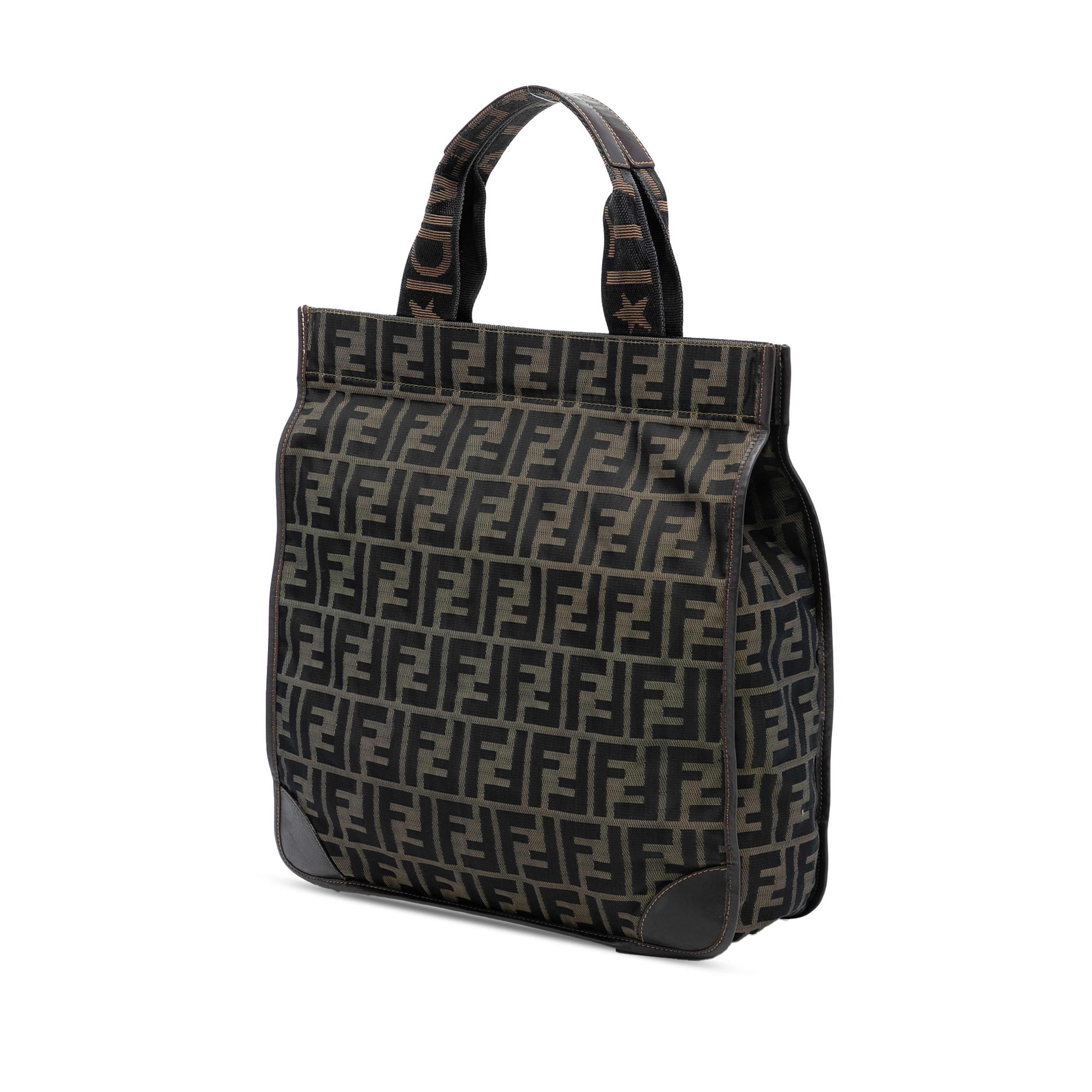 Fendi Zucca Canvas Shopping Tote, från Luxclusif, i färgen brun. Klicka för att öppna bilden i stort format