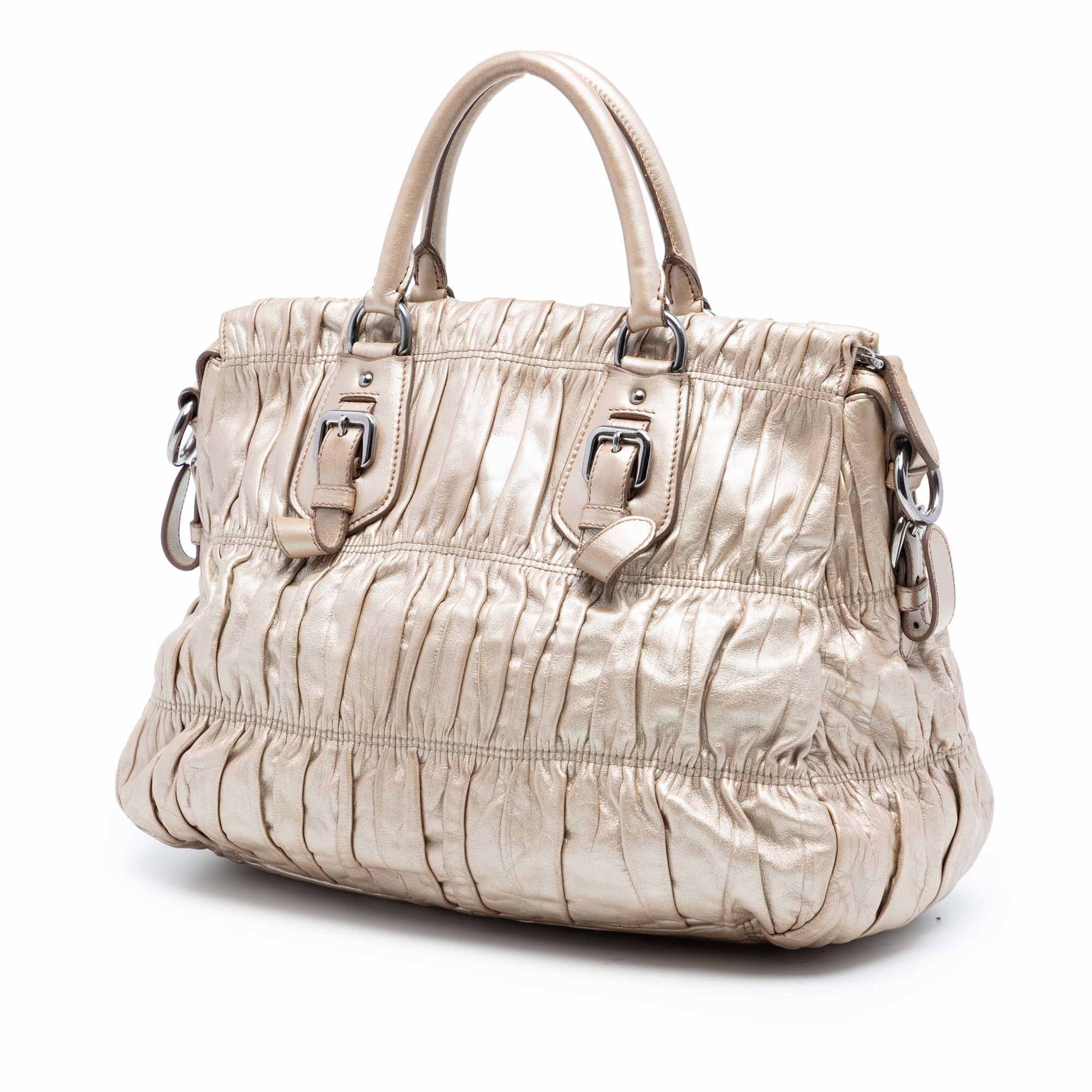 Prada Nappa Gaufre Satchel, från Luxclusif, i färgen light gold. Klicka för att öppna bilden i stort format