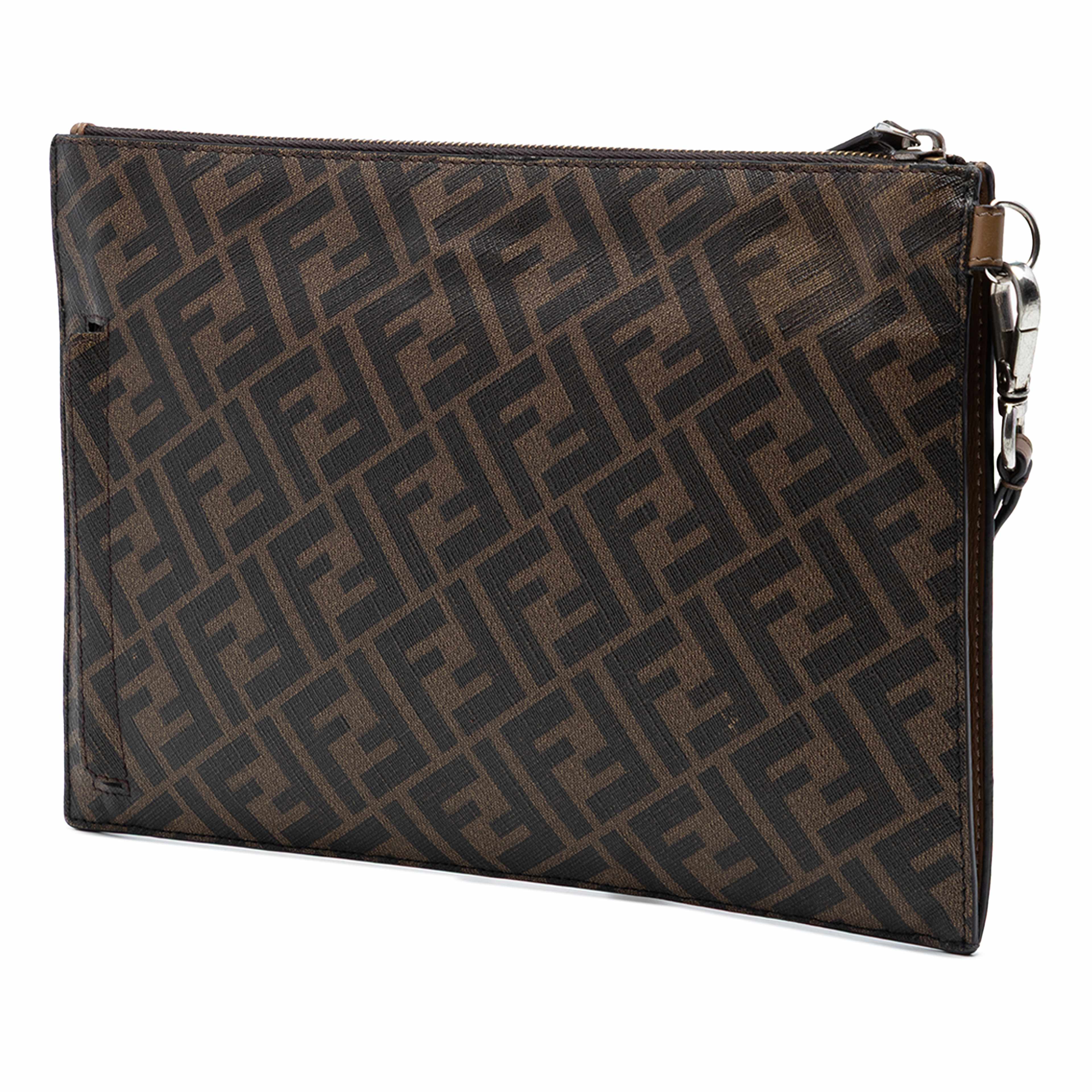 Fendi Ff 1974 Coated Canvas And Leather Diagonal Clutch, från Luxclusif, i färgen brun. Klicka för att öppna bilden i stort format