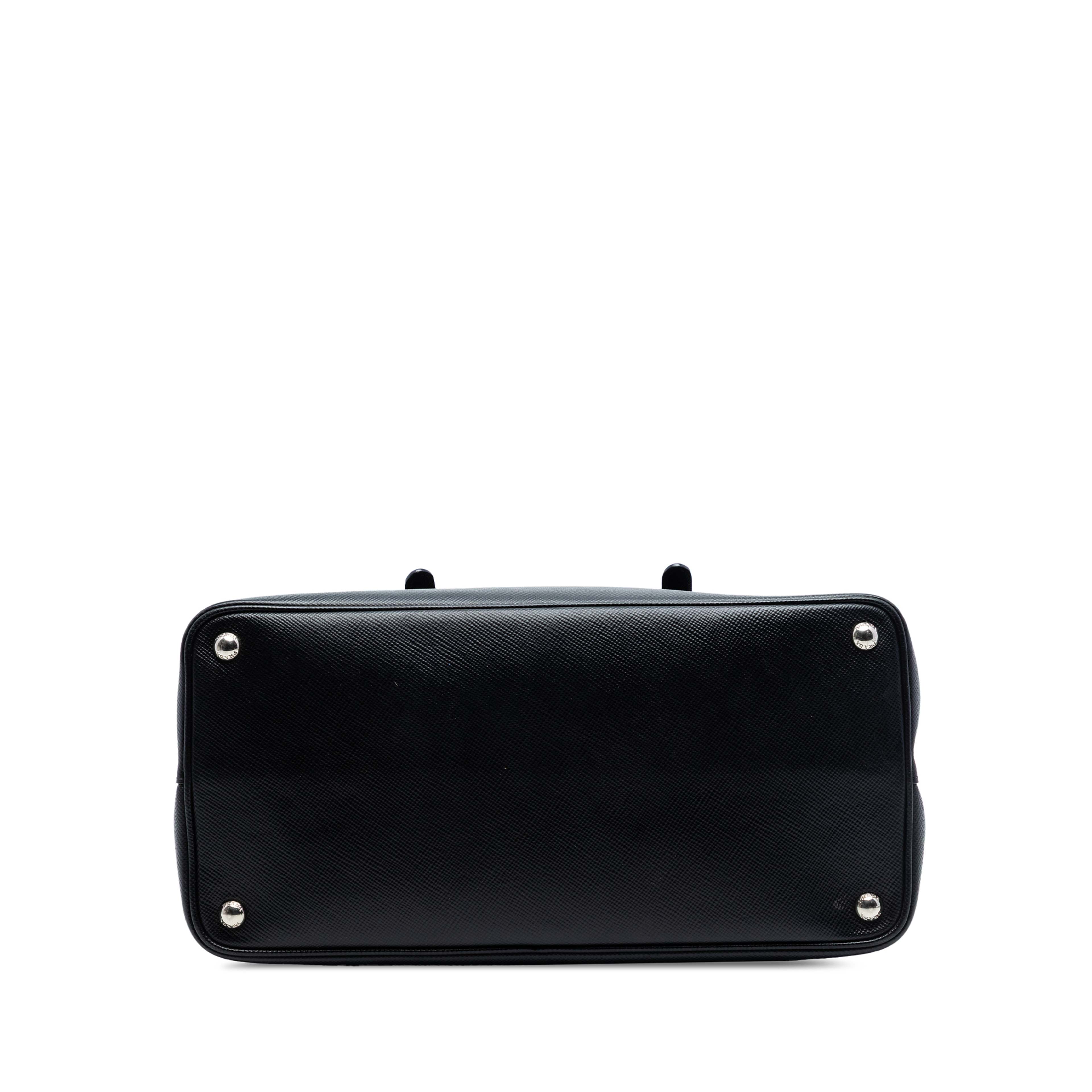 Prada Medium Saffiano Cuir Double Handle Satchel, från Luxclusif, i färgen black. Klicka för att öppna bilden i stort format