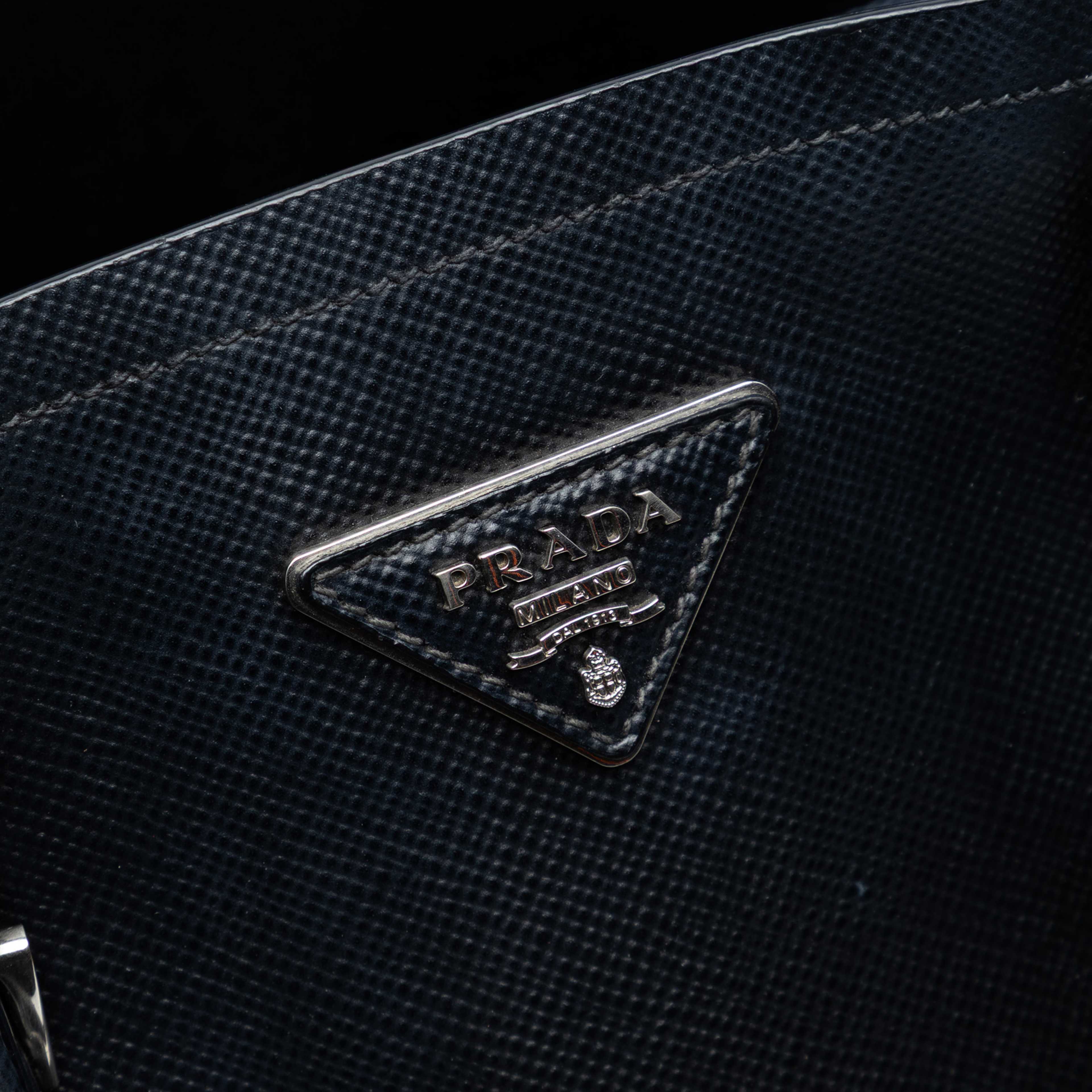 Prada Medium Saffiano Cuir Double Handle Satchel, från Luxclusif, i färgen black. Klicka för att öppna bilden i stort format
