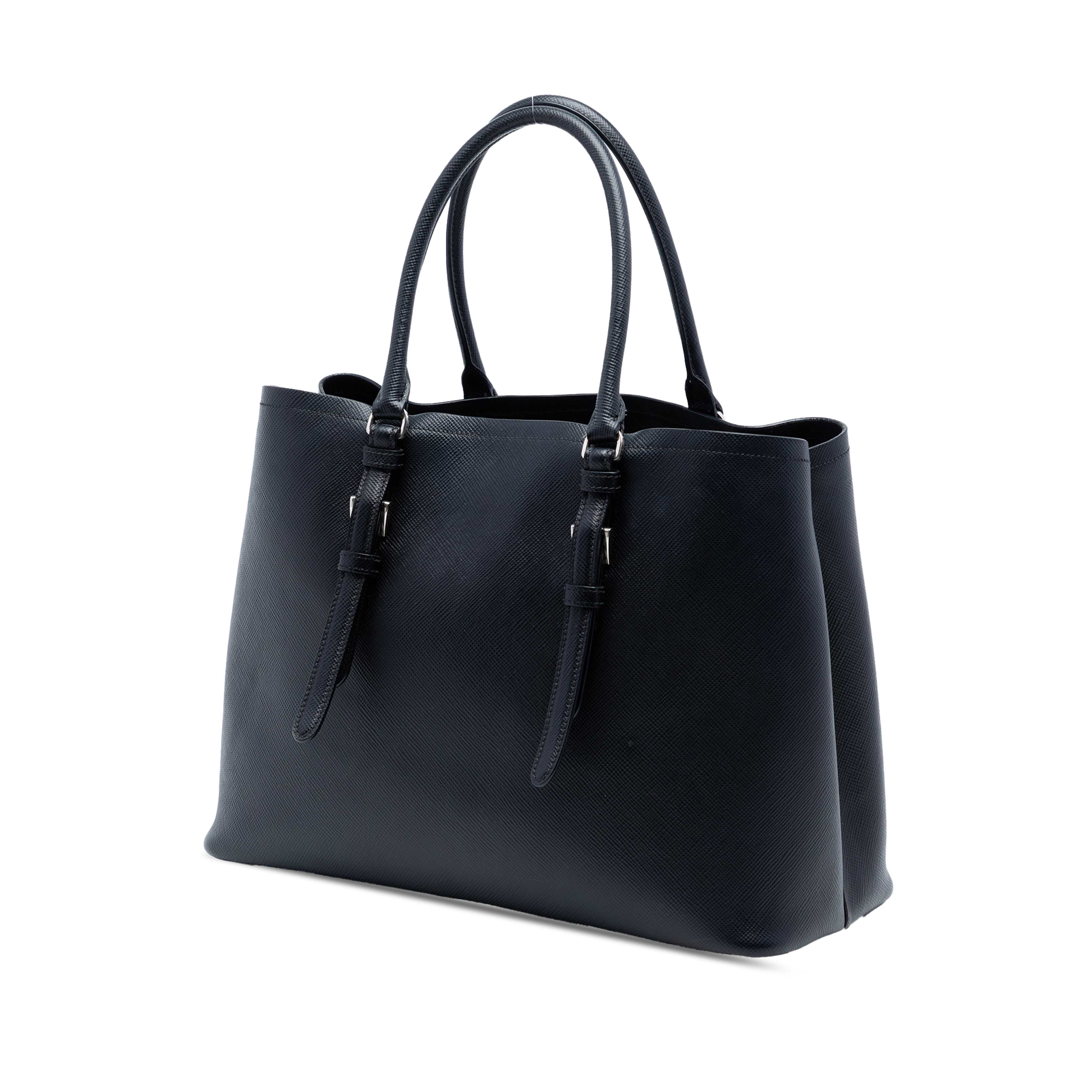 Prada Medium Saffiano Cuir Double Handle Satchel, från Luxclusif, i färgen black. Klicka för att öppna bilden i stort format
