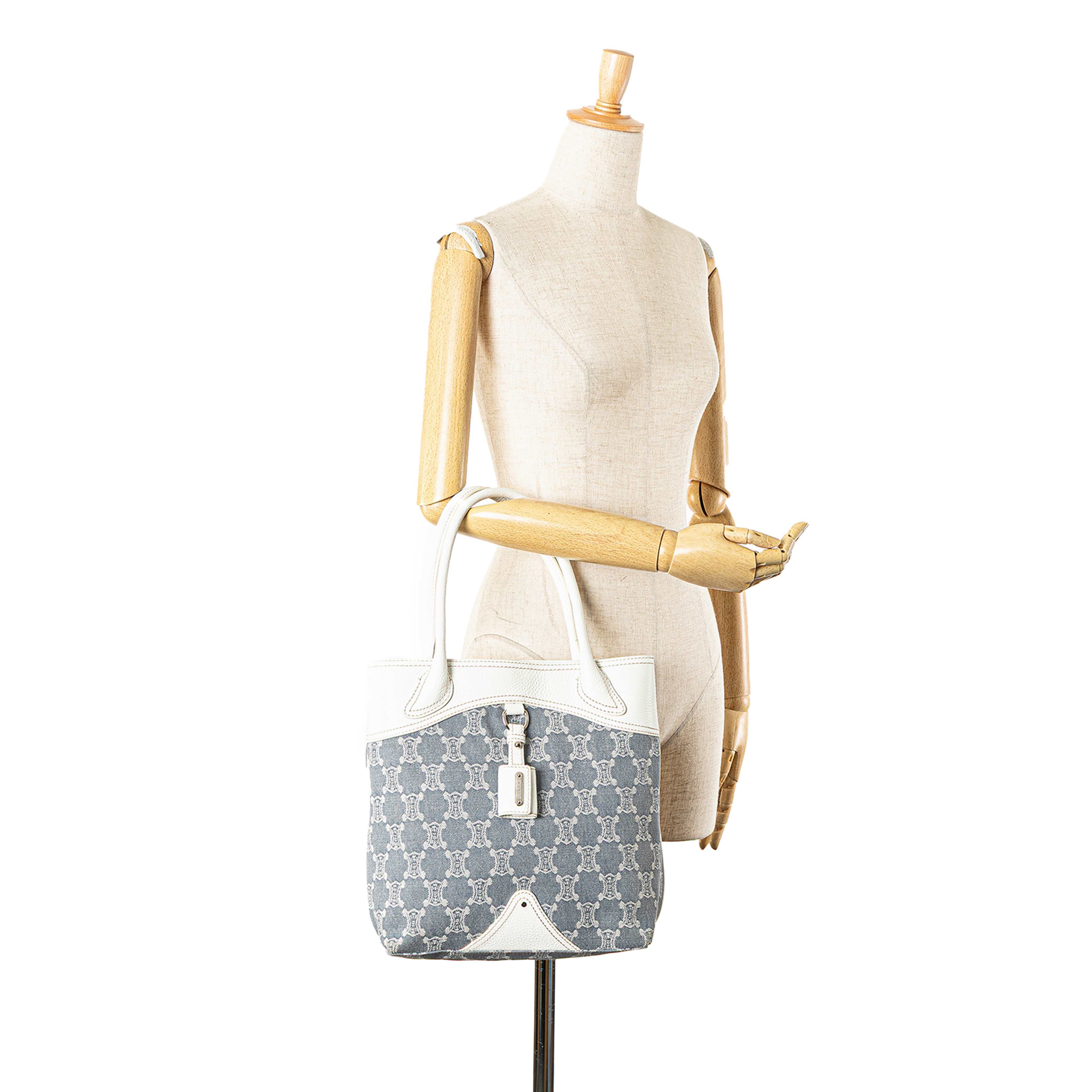 Celine Macadam Denim Tote, från Luxclusif, i färgen blå. Klicka för att öppna bilden i stort format