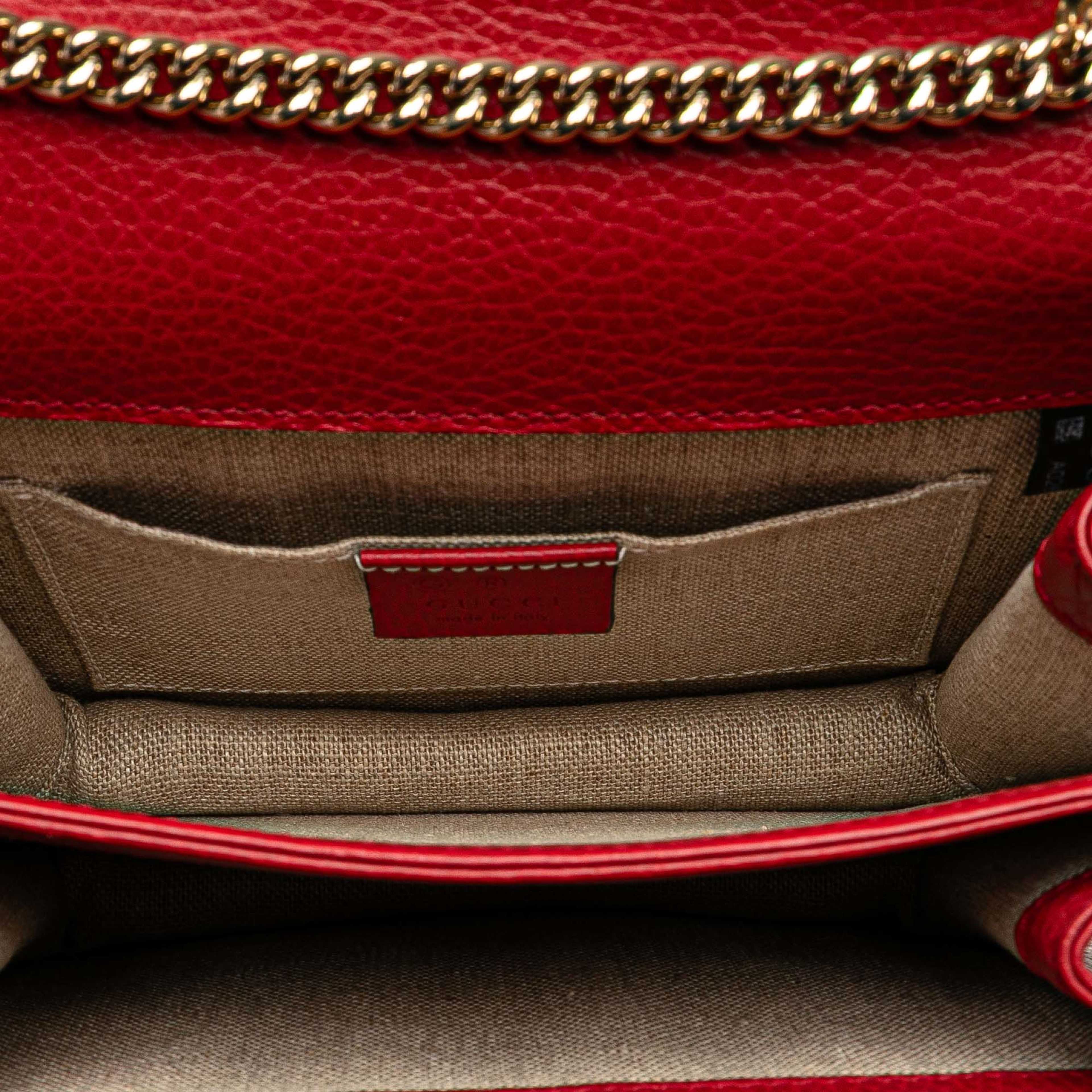 Gucci Small Dollar Calfskin Interlocking G Crossbody, från Luxclusif, i färgen red. Klicka för att öppna bilden i stort format