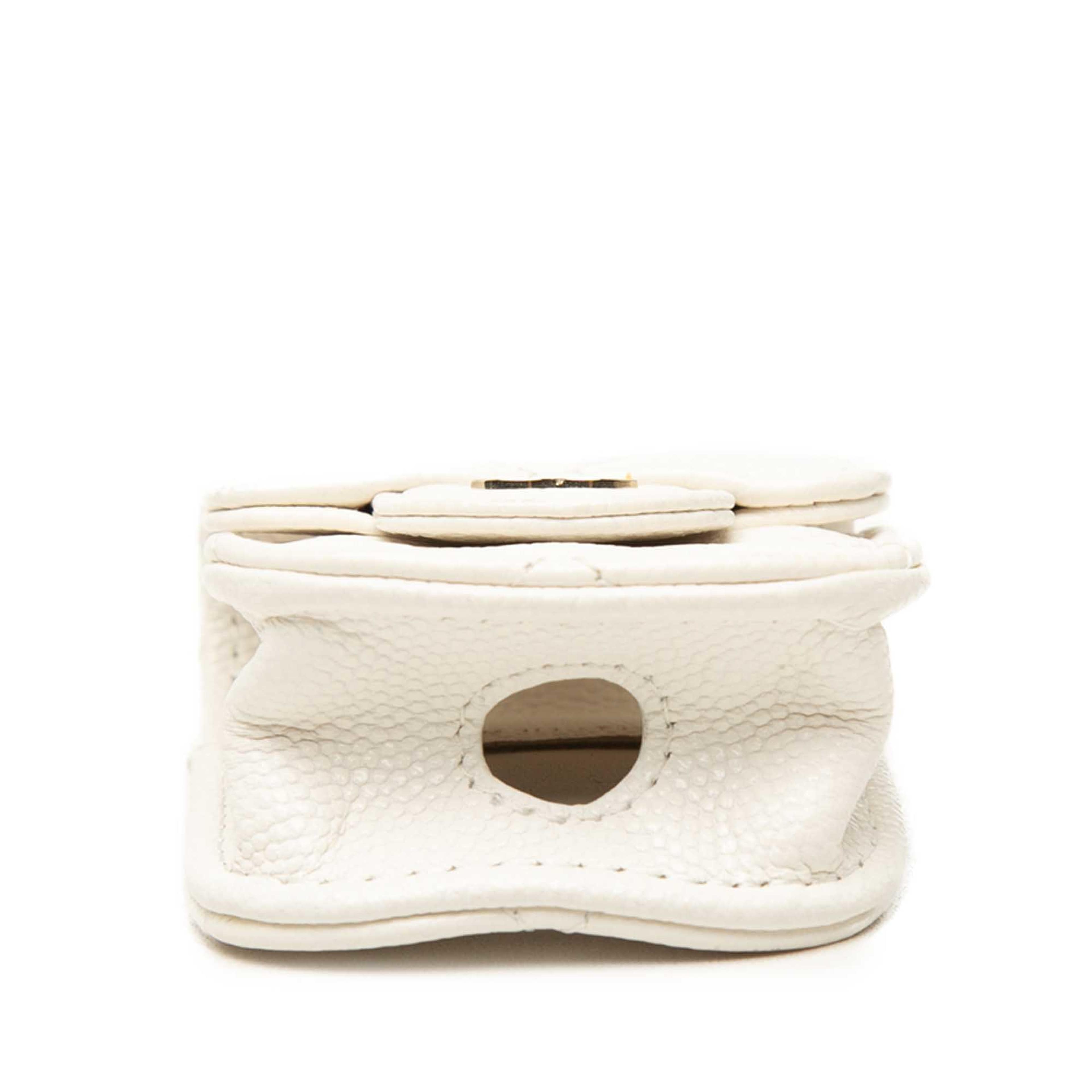 Chanel Cc Quilted Caviar Airpods Case, från Luxclusif, i färgen vit. Klicka för att öppna bilden i stort format