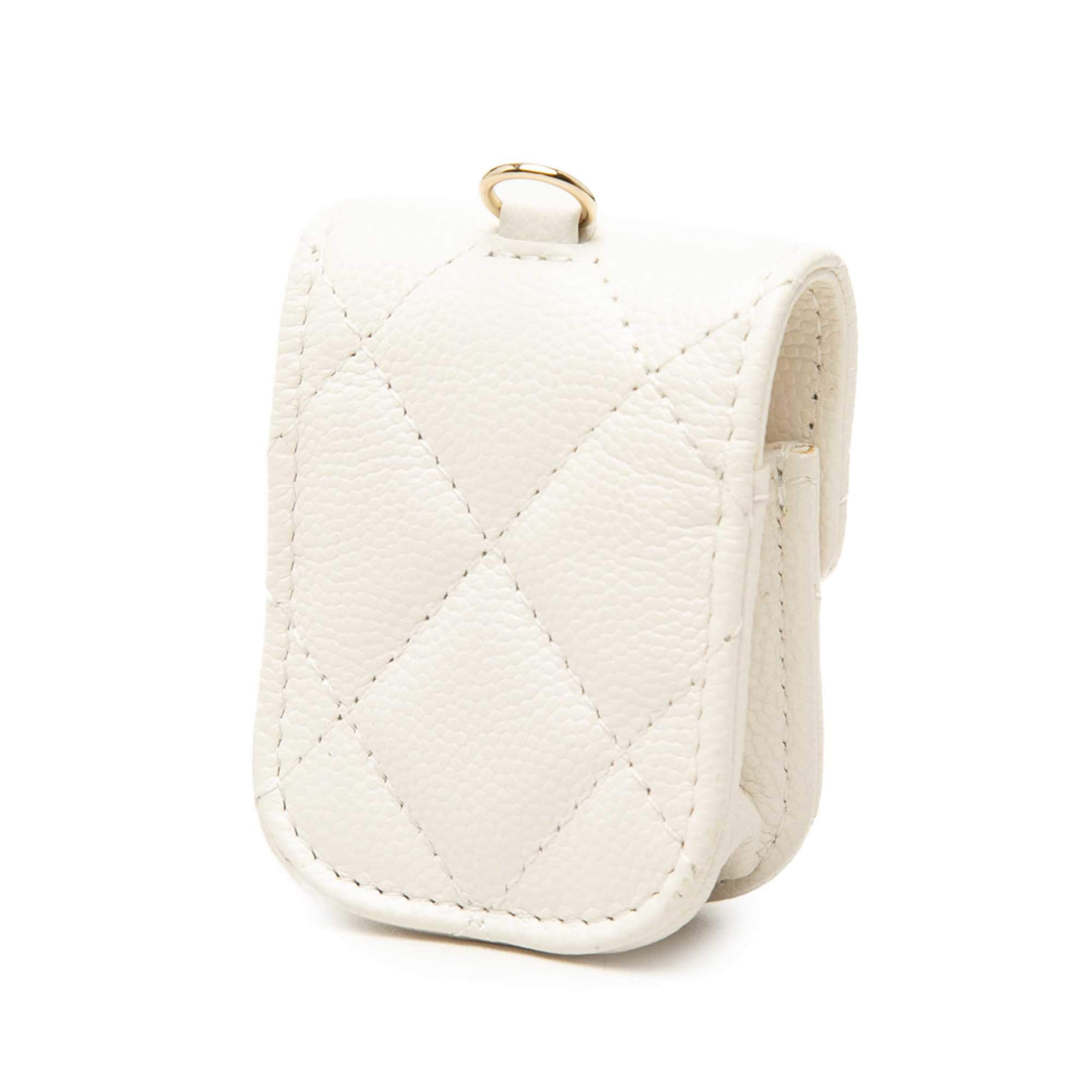 Chanel Cc Quilted Caviar Airpods Case, från Luxclusif, i färgen vit. Klicka för att öppna bilden i stort format
