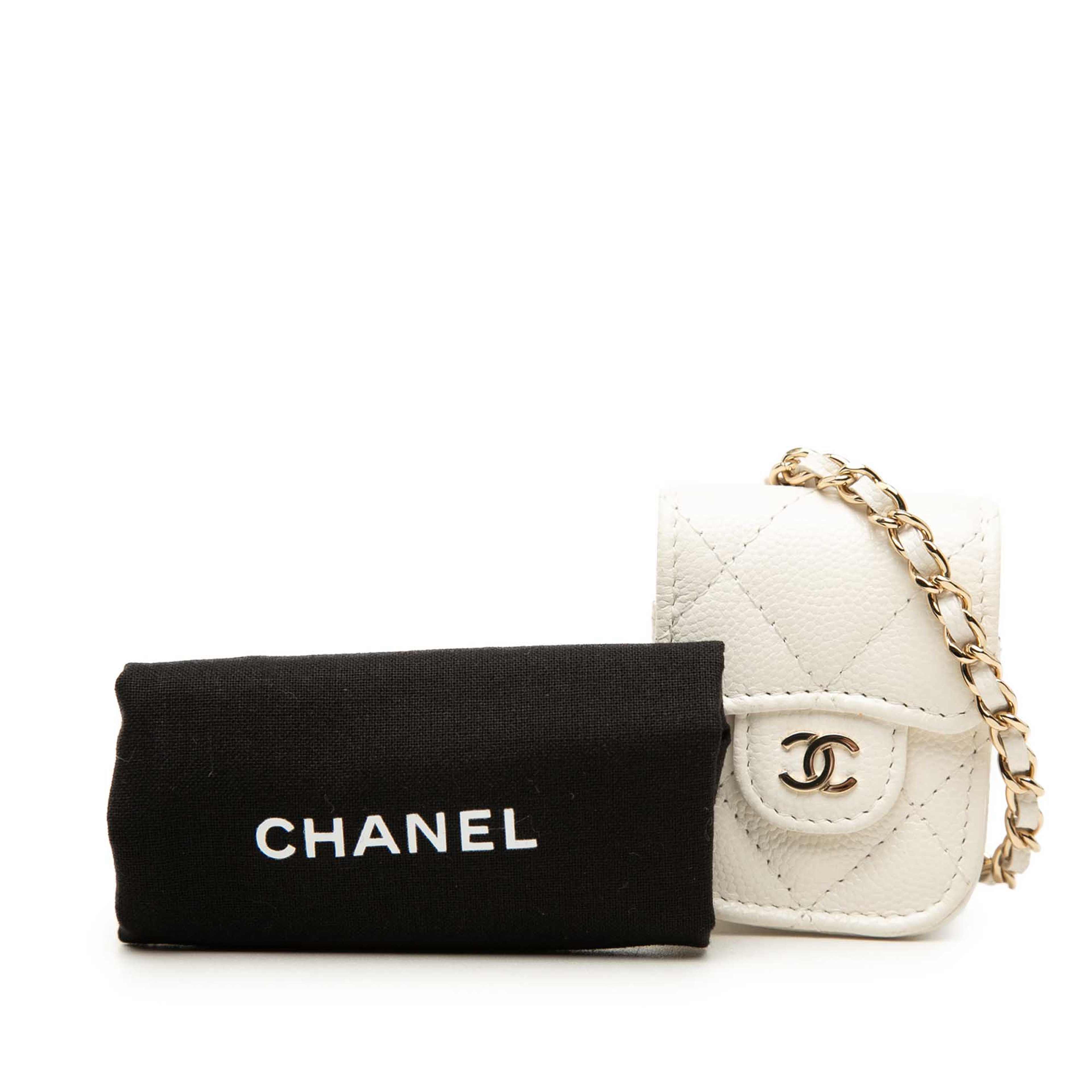 Chanel Cc Quilted Caviar Airpods Case, från Luxclusif, i färgen vit. Klicka för att öppna bilden i stort format