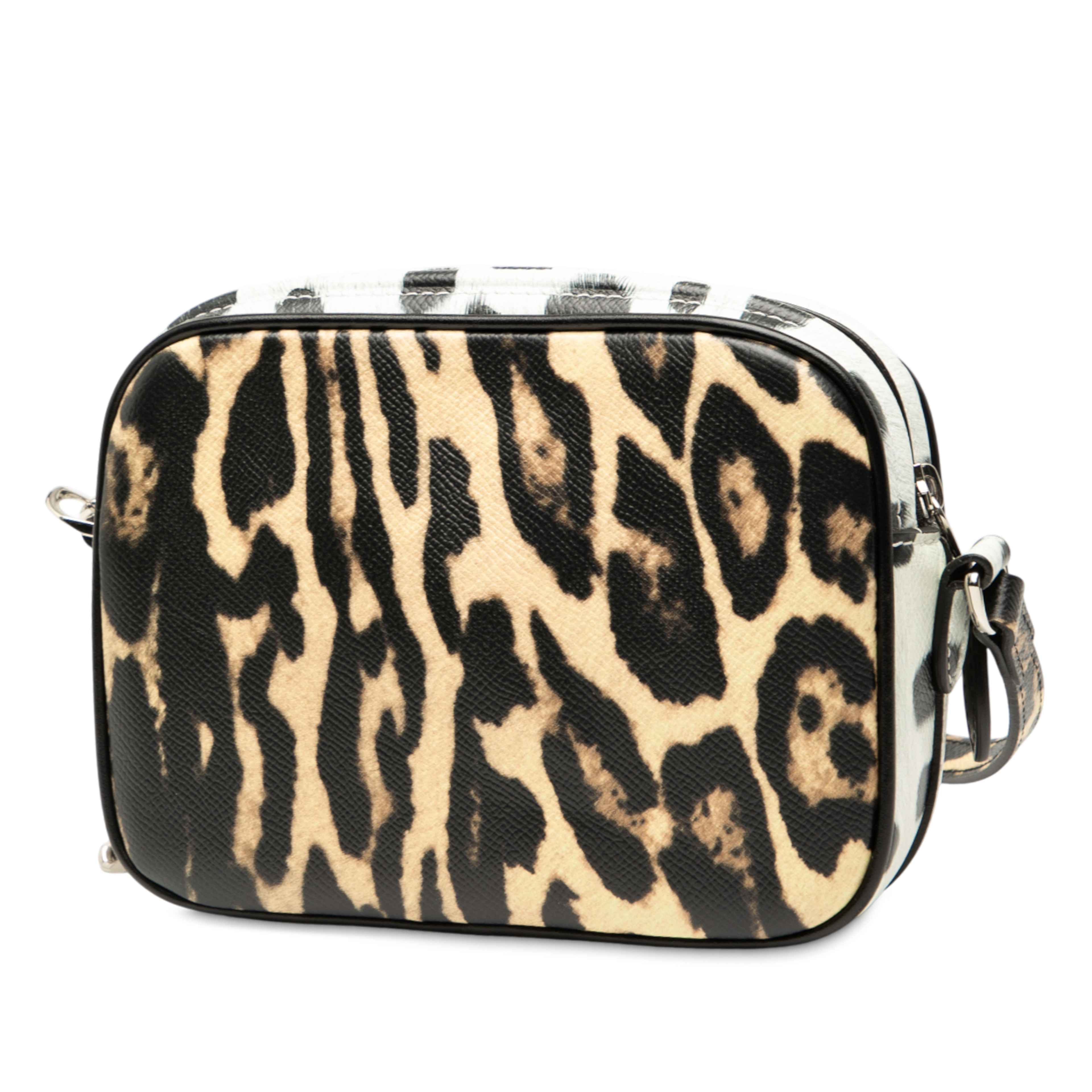 Burberry Leopard Printed Leather Camera Bag, från Luxclusif, i färgen brun. Klicka för att öppna bilden i stort format
