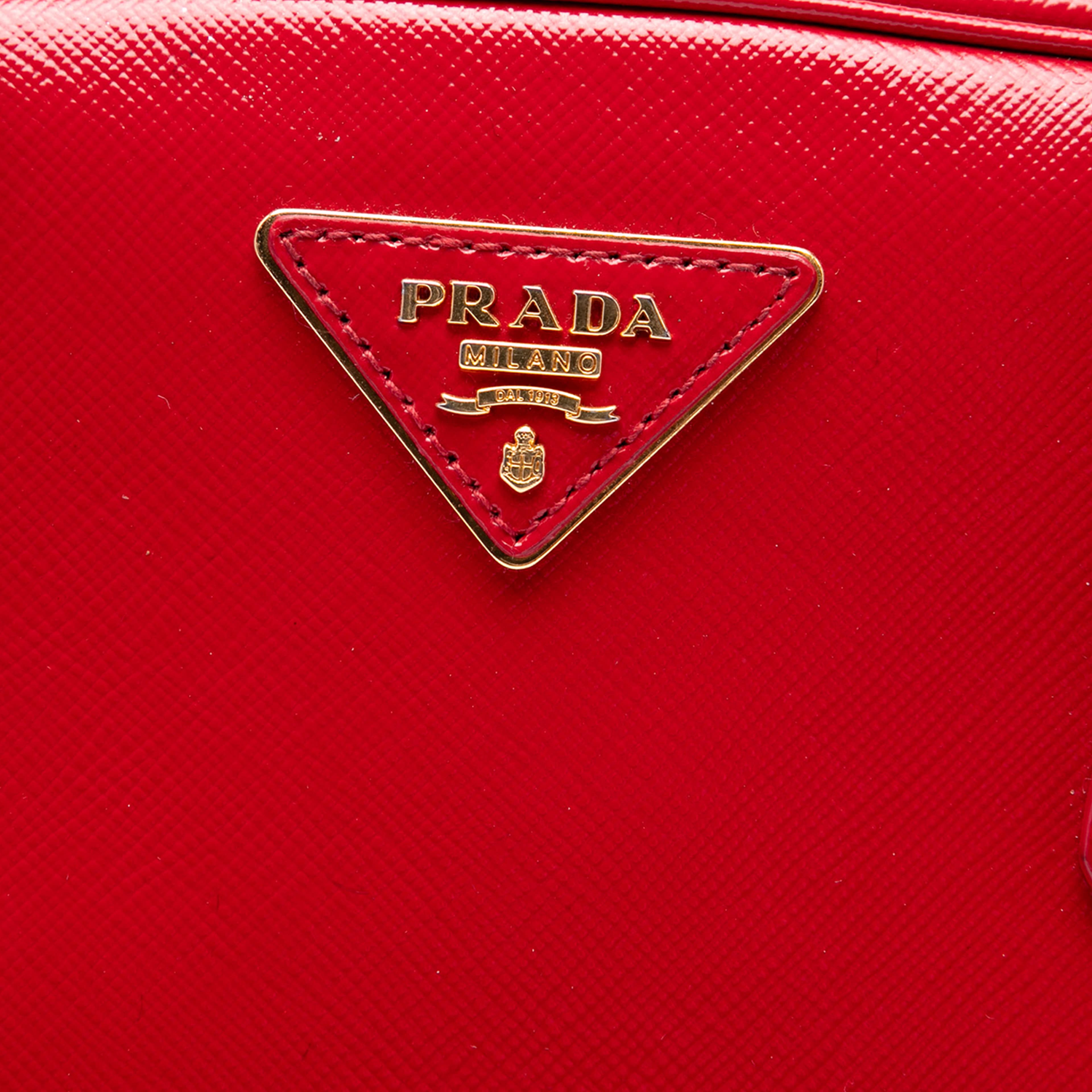 Prada Saffiano Vernice Pyramid Frame Handbag, från Luxclusif, i färgen röd. Klicka för att öppna bilden i stort format