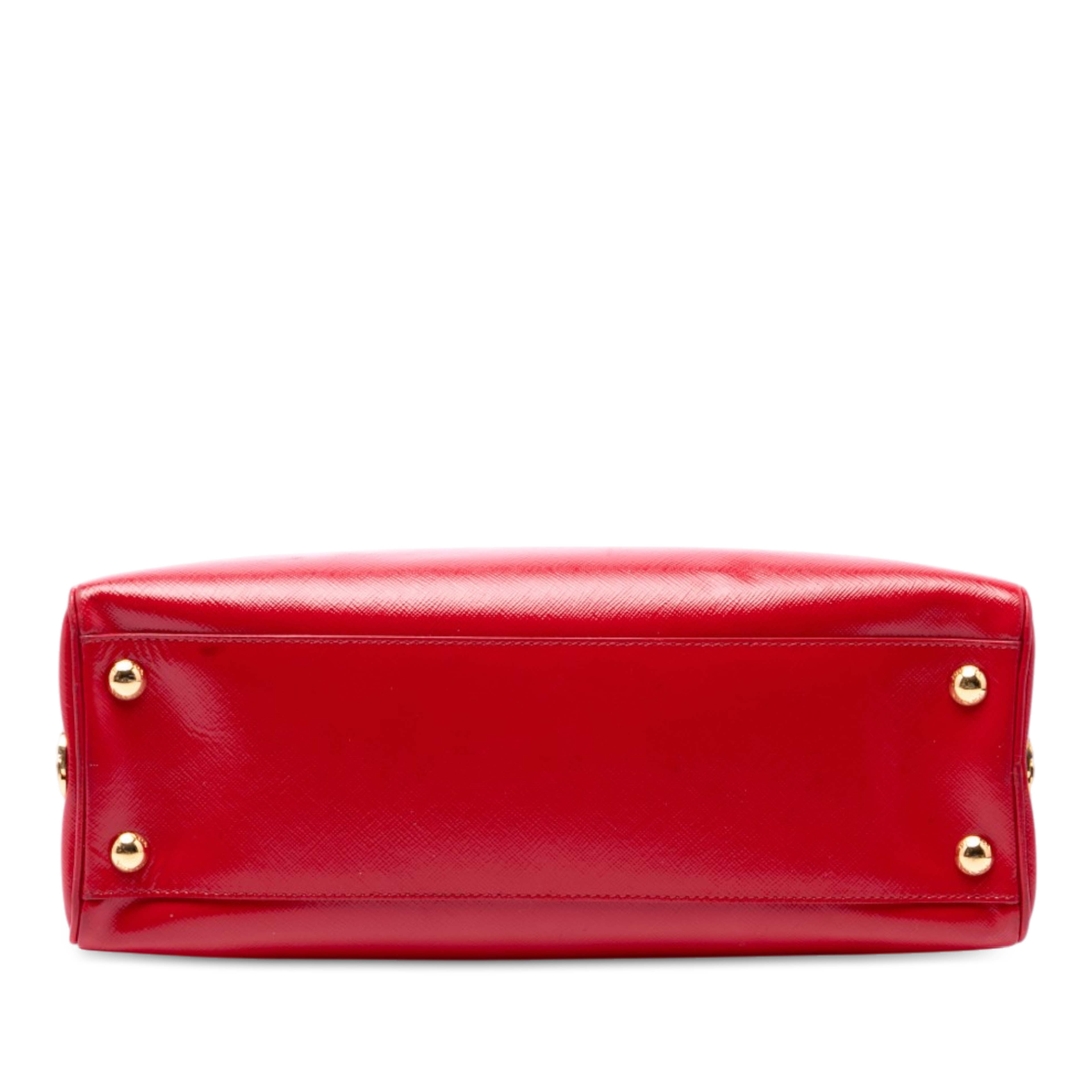 Prada Saffiano Vernice Pyramid Frame Handbag, från Luxclusif, i färgen röd. Klicka för att öppna bilden i stort format