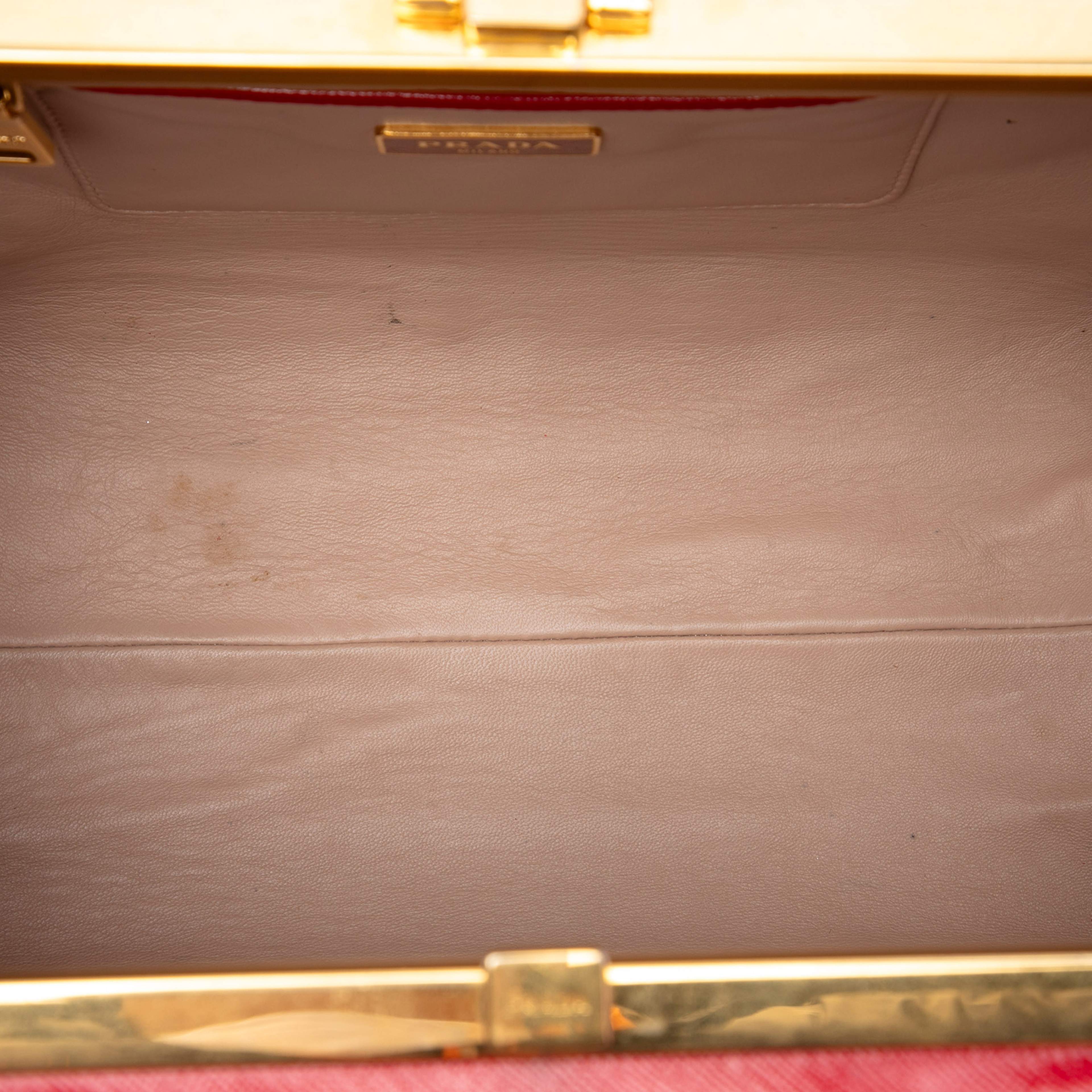 Prada Saffiano Vernice Pyramid Frame Handbag, från Luxclusif, i färgen röd. Klicka för att öppna bilden i stort format