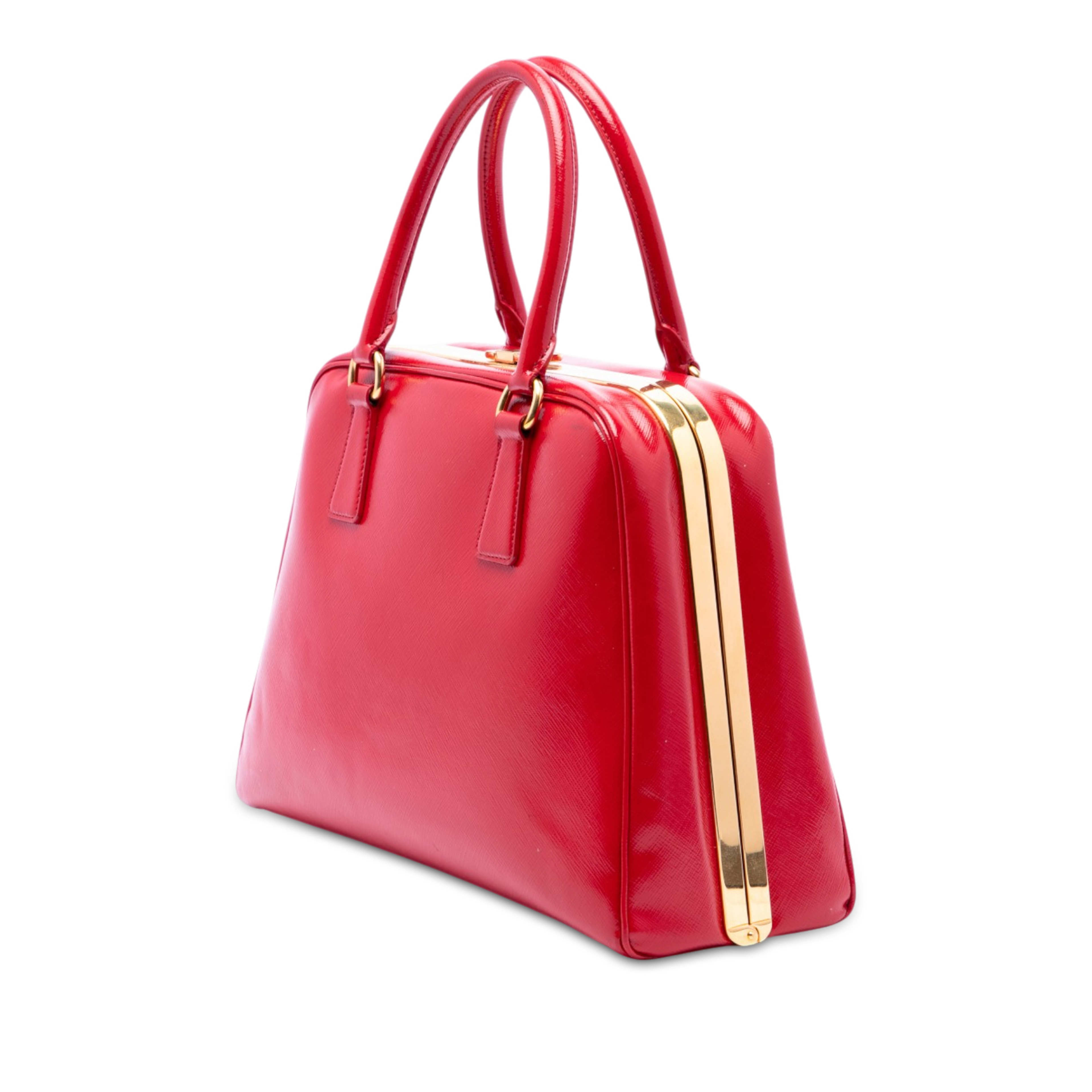 Prada Saffiano Vernice Pyramid Frame Handbag, från Luxclusif, i färgen röd. Klicka för att öppna bilden i stort format