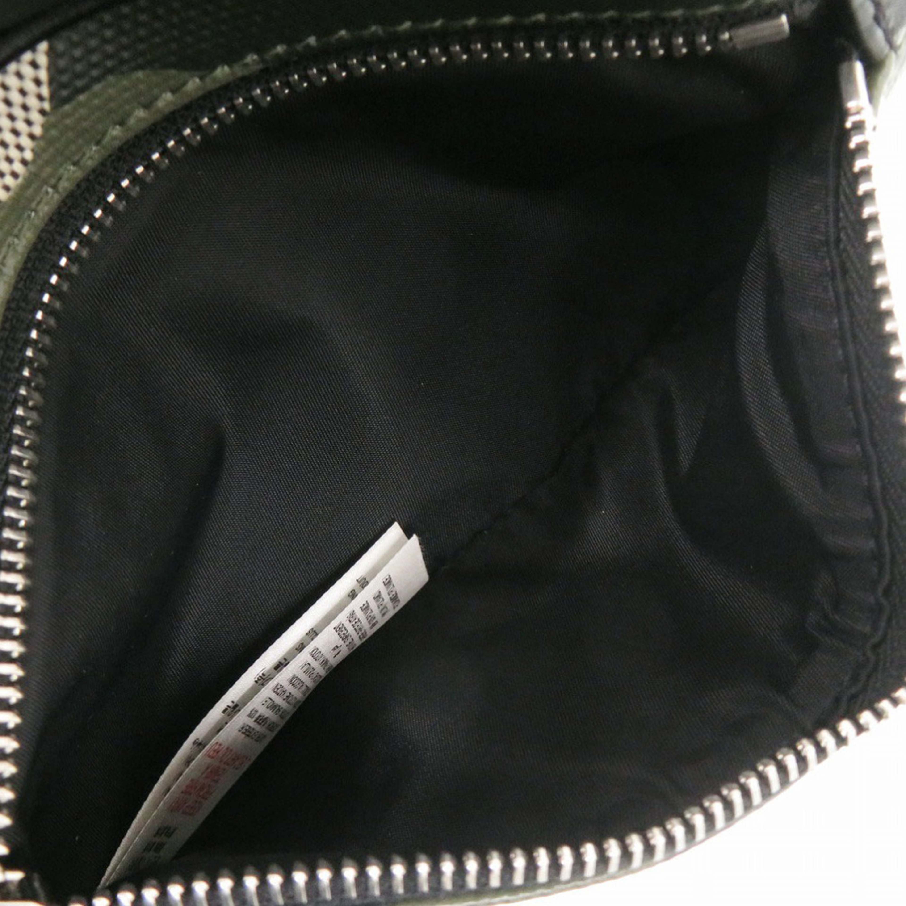 Burberry Coated Canvas Camouflage Belt Bag, från Luxclusif, i färgen grön. Klicka för att öppna bilden i stort format