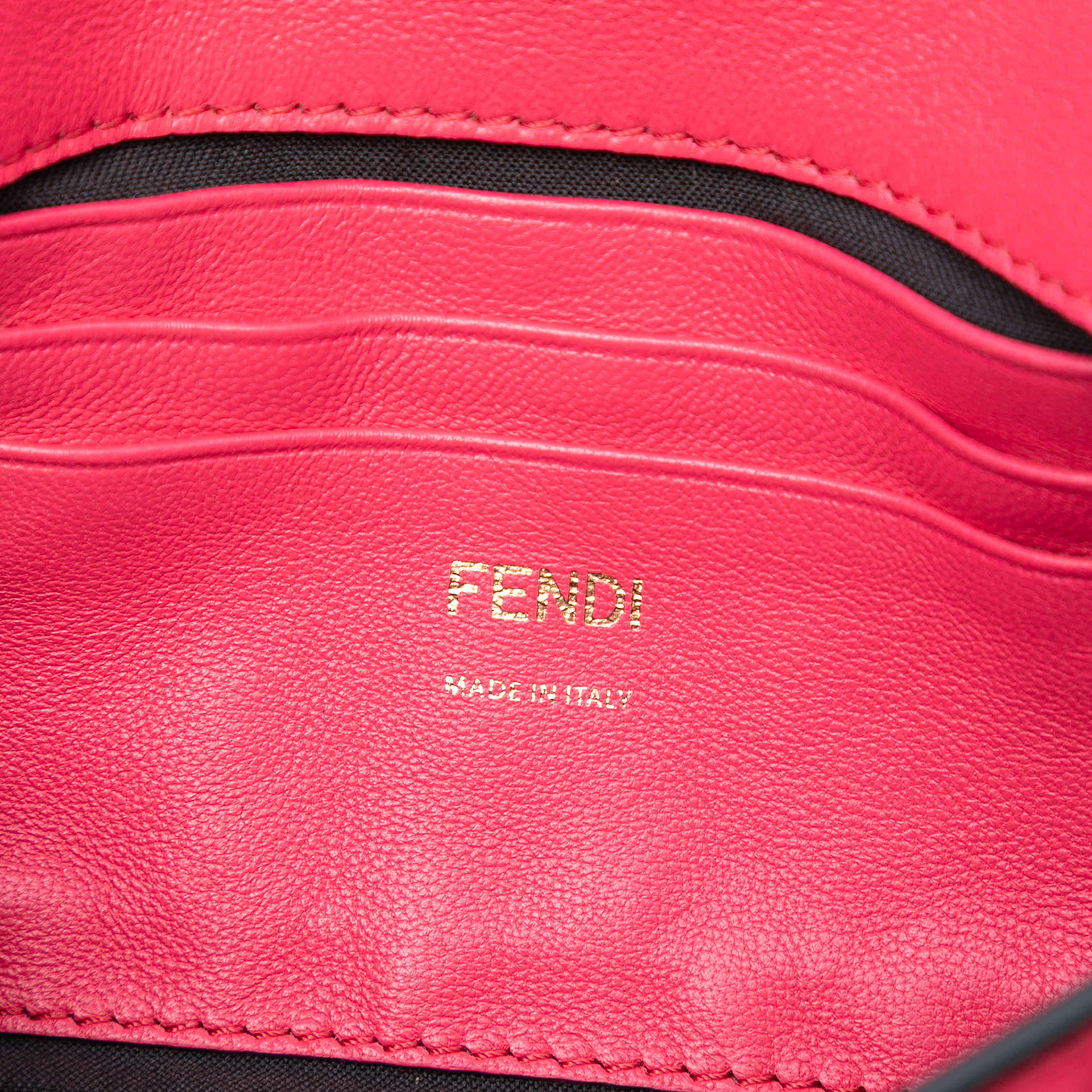 Fendi Mini Zucca Embossed Leather Baguette Satchel, från Luxclusif, i färgen dark pink. Klicka för att öppna bilden i stort format