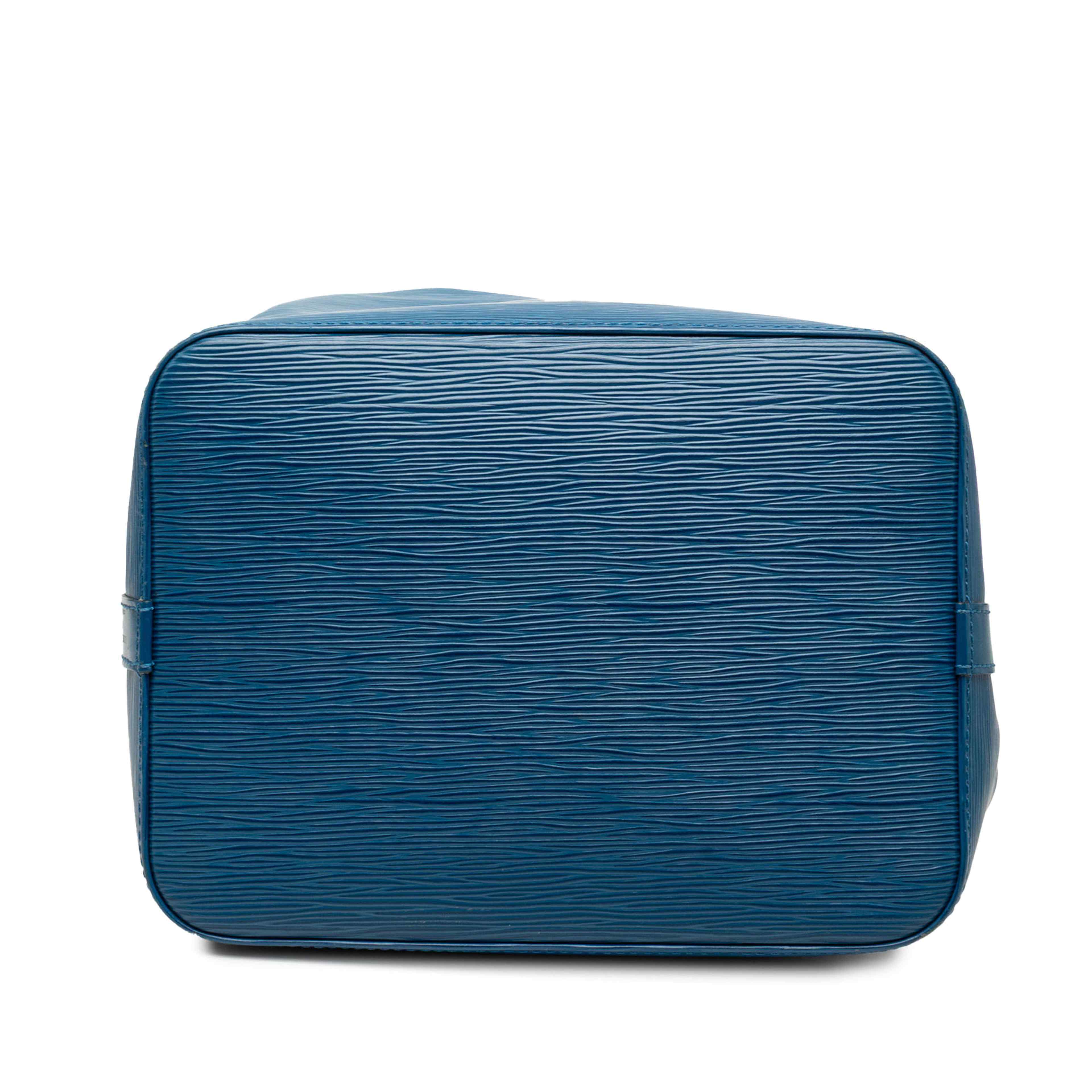 Louis Vuitton Epi Petit Noe, från Luxclusif, i färgen blå. Klicka för att öppna bilden i stort format