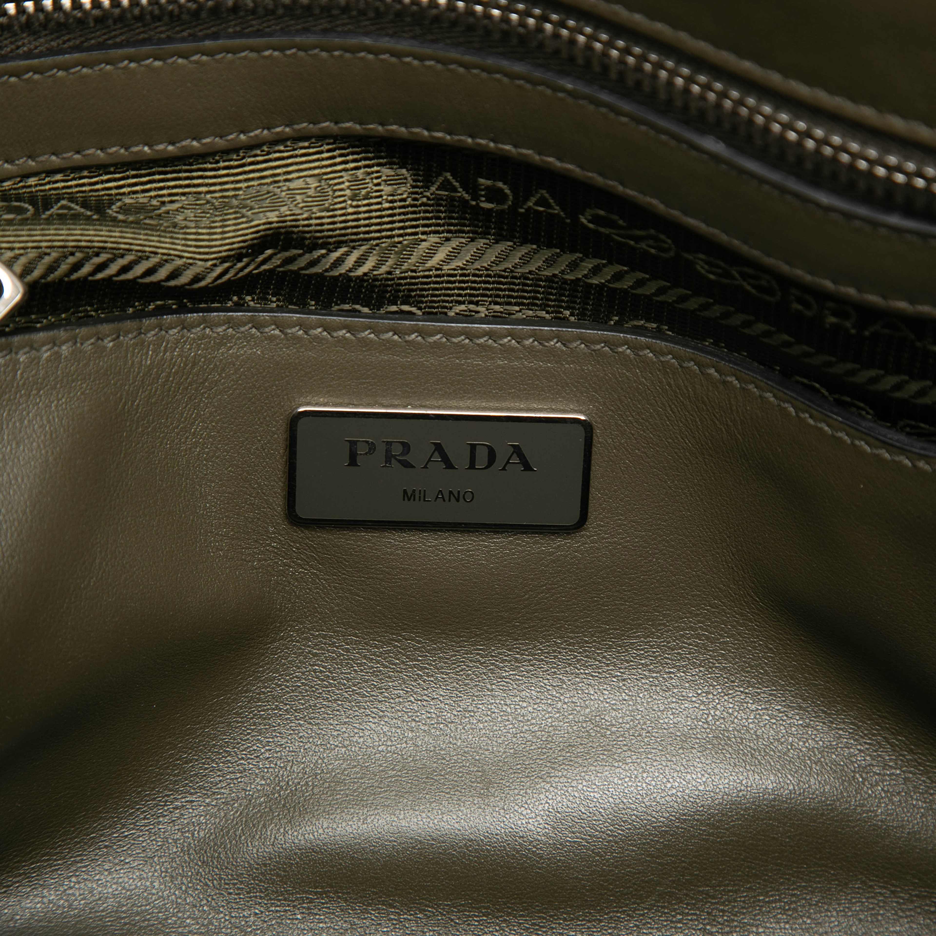 Prada Vitello Daino Vertical Stitched Top Handle Bag, från Luxclusif, i färgen olive green. Klicka för att öppna bilden i stort format