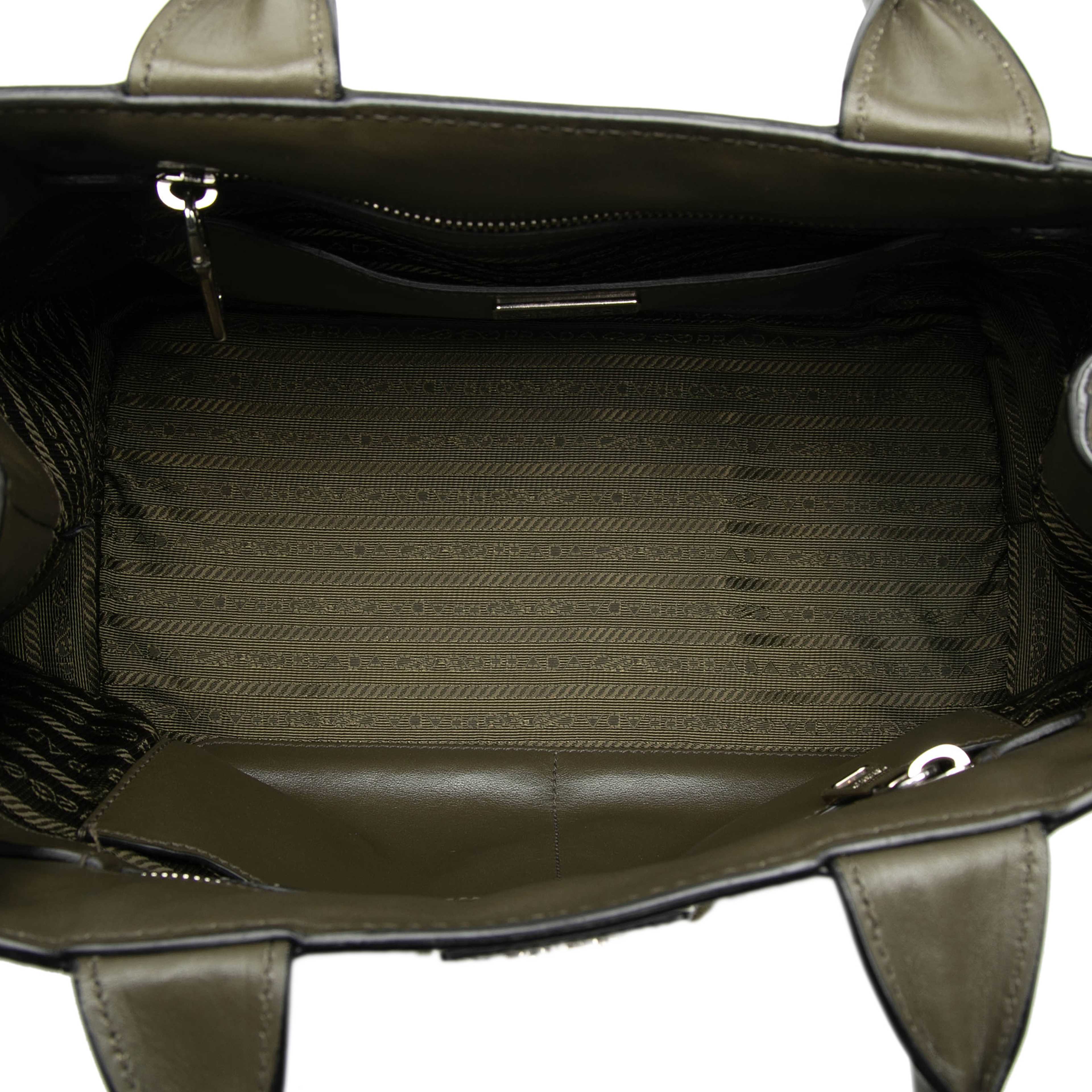 Prada Vitello Daino Vertical Stitched Top Handle Bag, från Luxclusif, i färgen olive green. Klicka för att öppna bilden i stort format