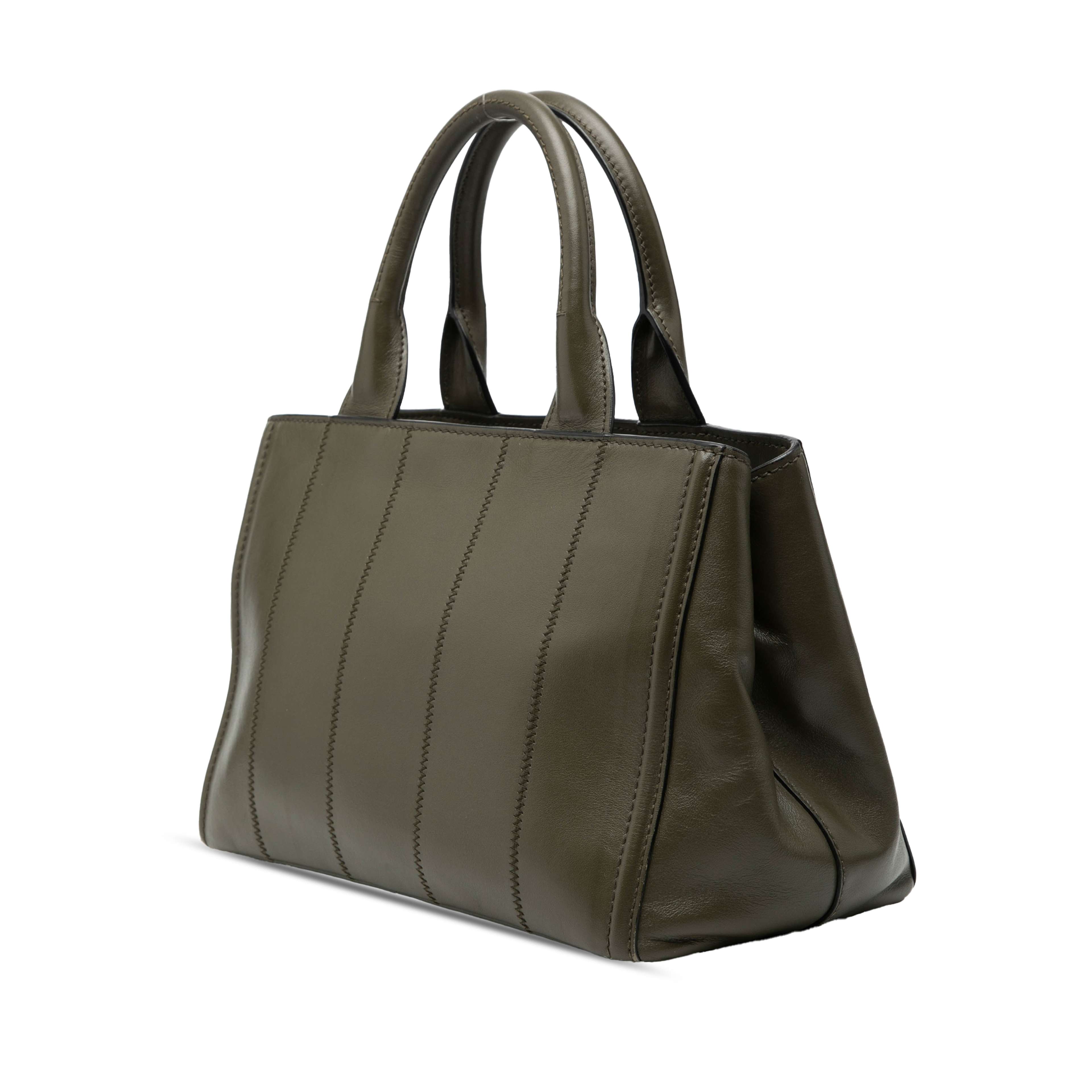 Prada Vitello Daino Vertical Stitched Top Handle Bag, från Luxclusif, i färgen olive green. Klicka för att öppna bilden i stort format