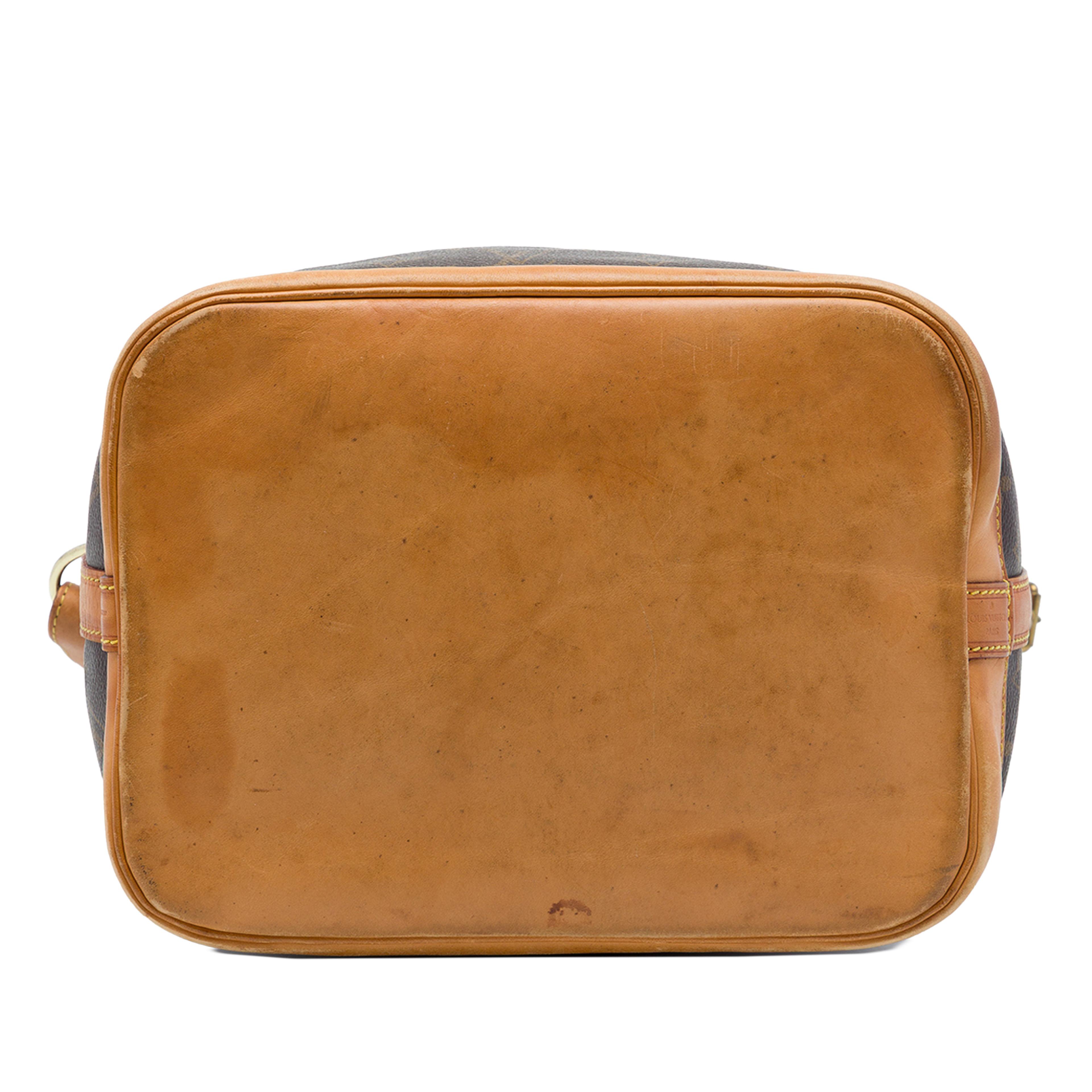 Louis Vuitton Monogram Petit Noe, från Luxclusif, i färgen brun. Klicka för att öppna bilden i stort format