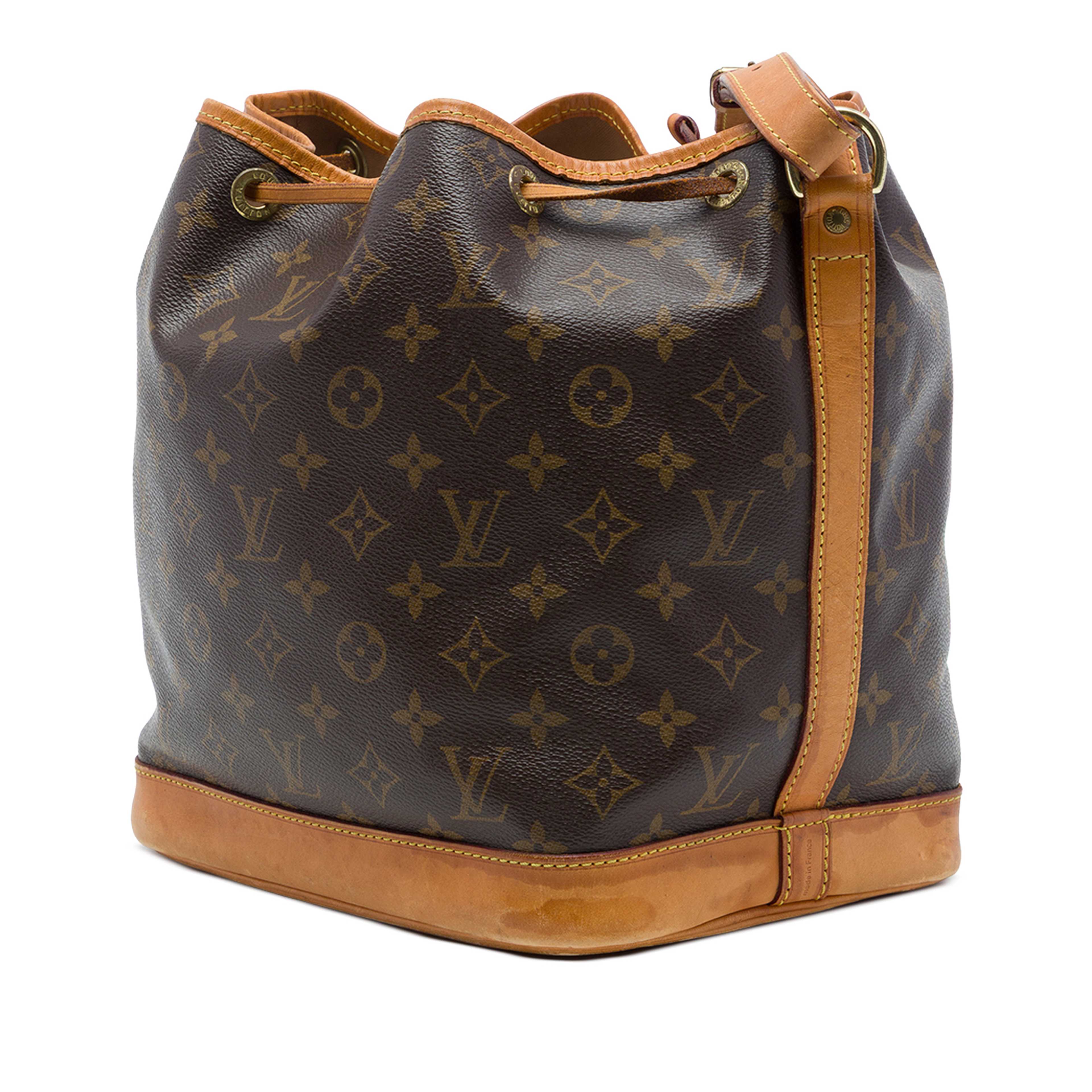 Louis Vuitton Monogram Petit Noe, från Luxclusif, i färgen brun. Klicka för att öppna bilden i stort format