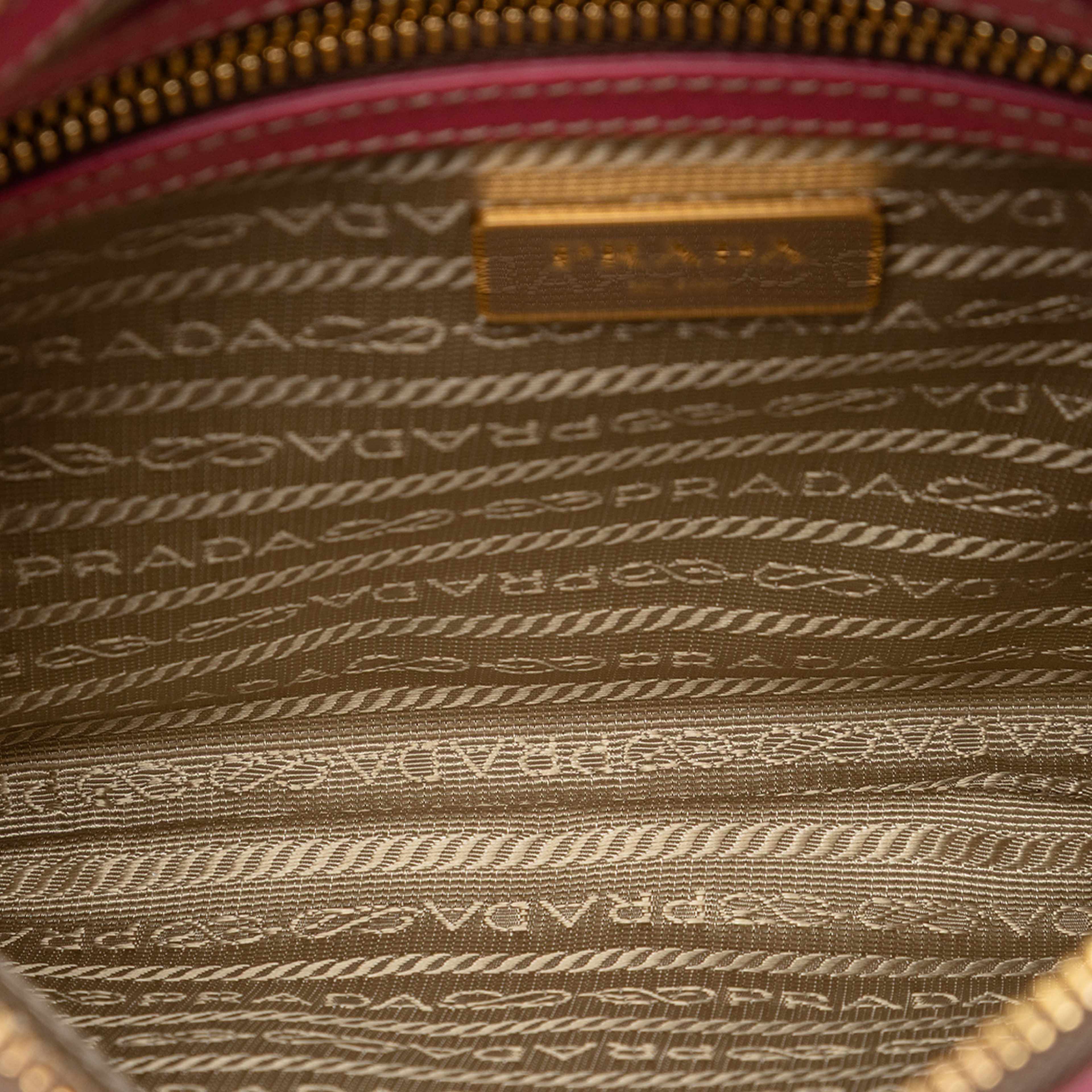 Prada Canvas Canapa Logo Bow Crossbody, från Luxclusif, i färgen beige. Klicka för att öppna bilden i stort format