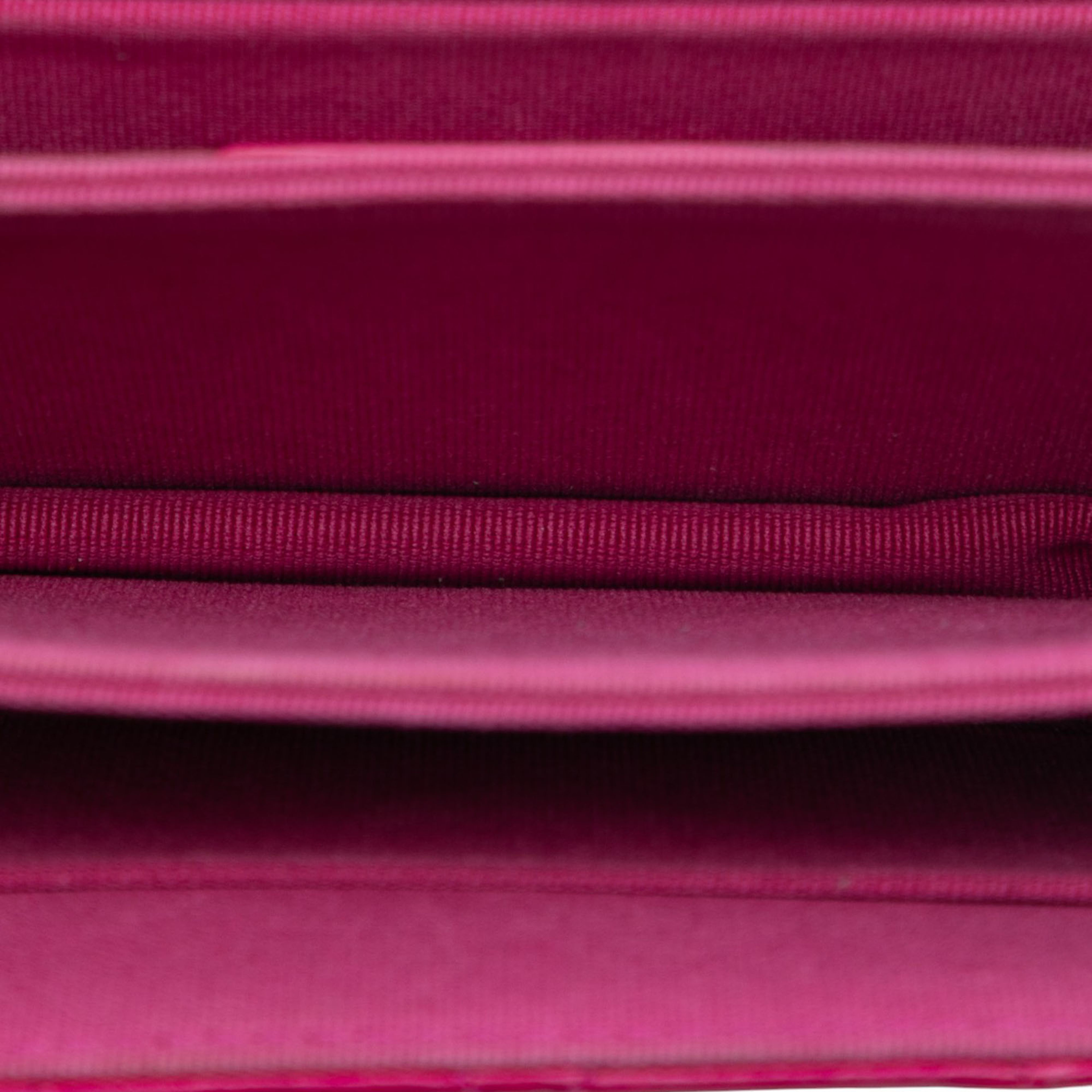 Chanel Mini Lambskin Paris Le19m Charming Top Handle Flap, från Luxclusif, i färgen dark pink. Klicka för att öppna bilden i stort format