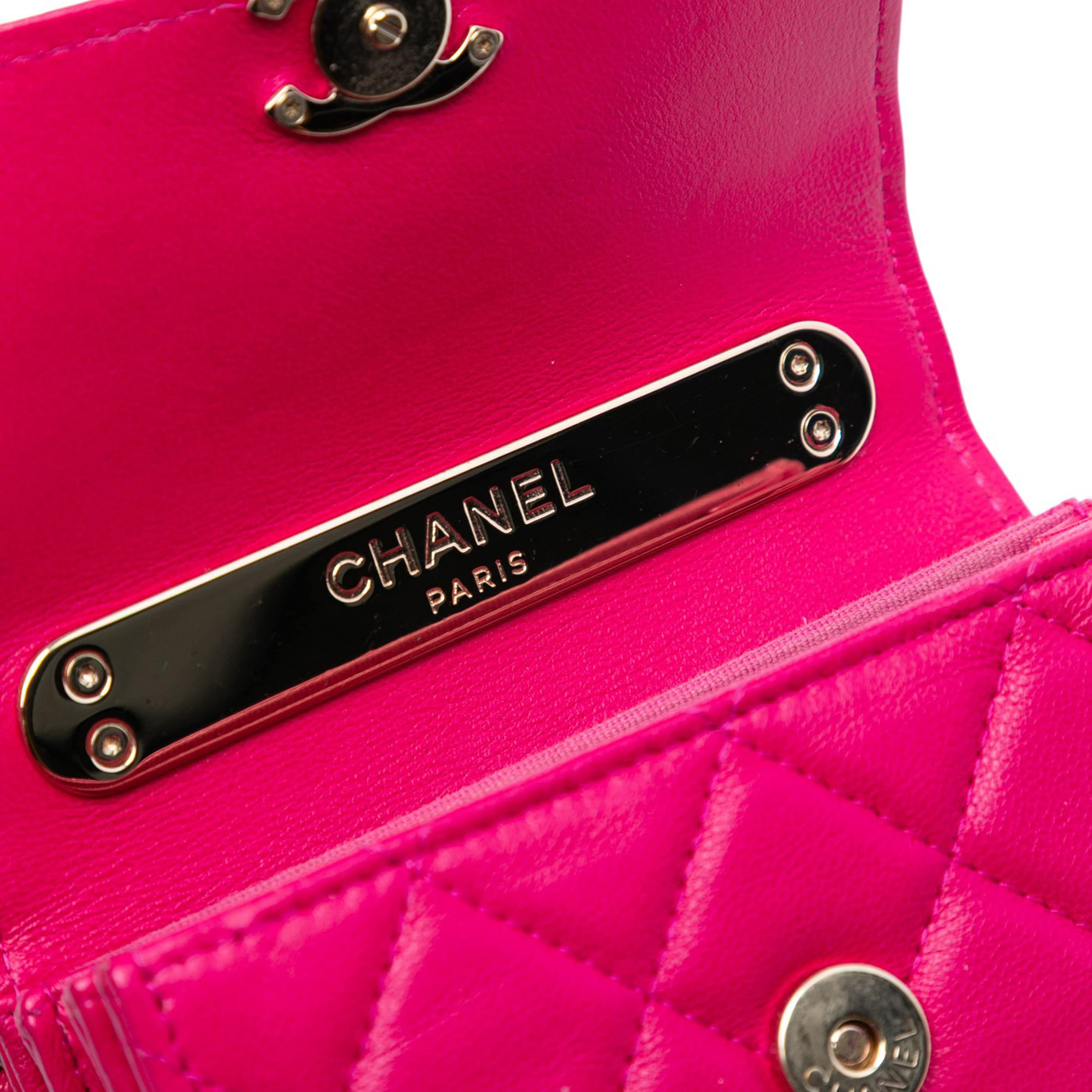Chanel Mini Lambskin Paris Le19m Charming Top Handle Flap, från Luxclusif, i färgen dark pink. Klicka för att öppna bilden i stort format