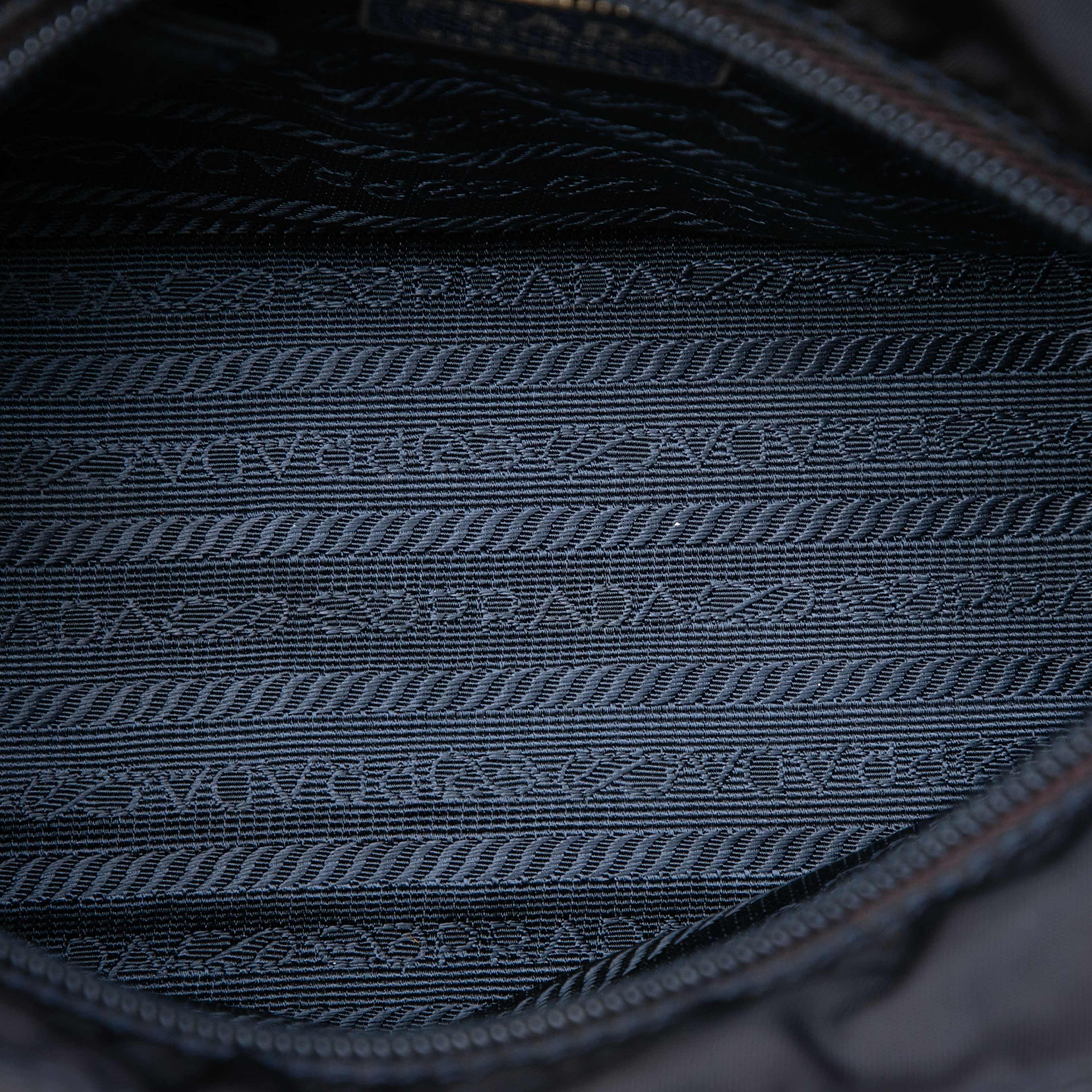 Prada Tessuto Metal Handle Bag, från Luxclusif, i färgen blå. Klicka för att öppna bilden i stort format