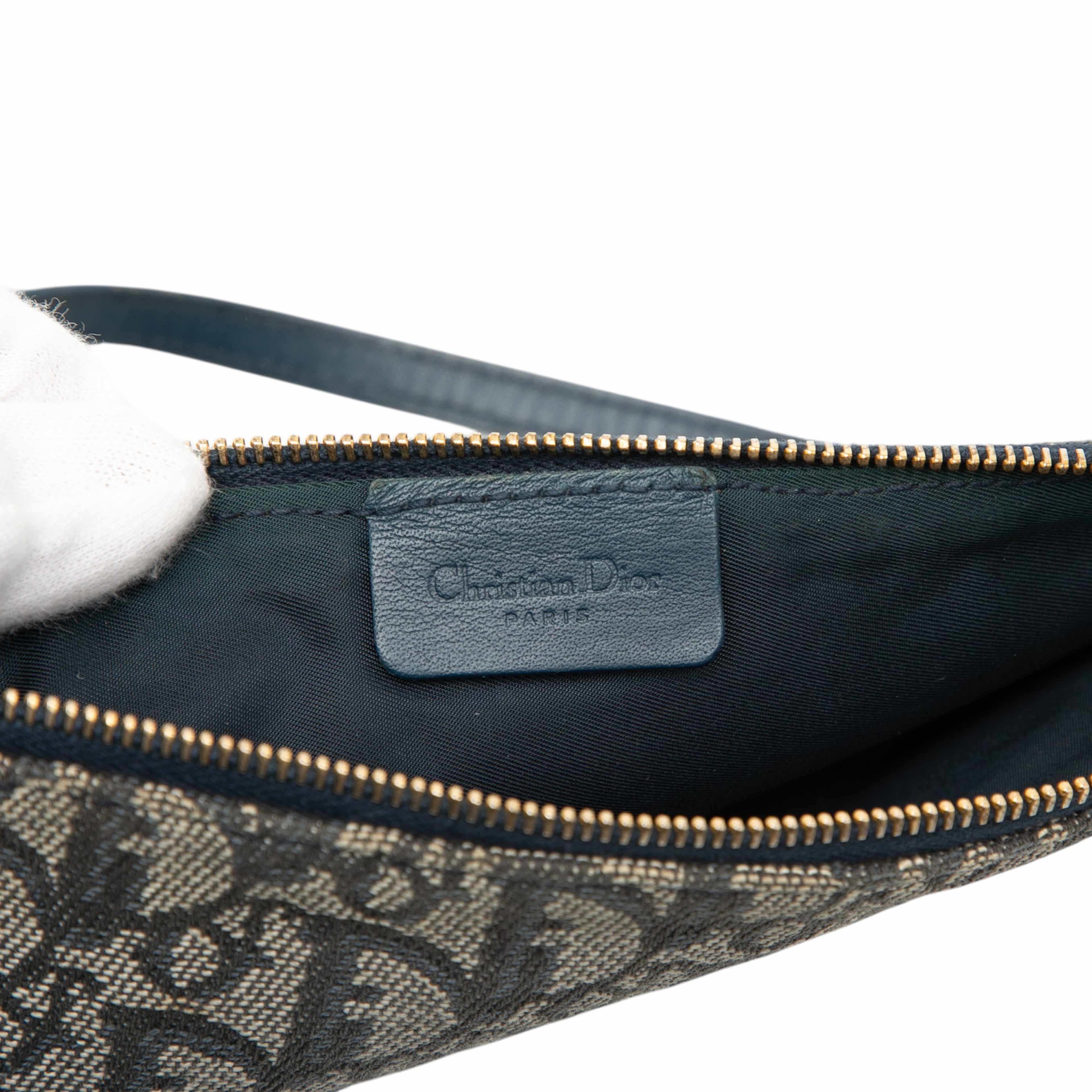 Dior Mini Diorissimo Canvas Saddle Pochette, från Luxclusif, i färgen navy. Klicka för att öppna bilden i stort format