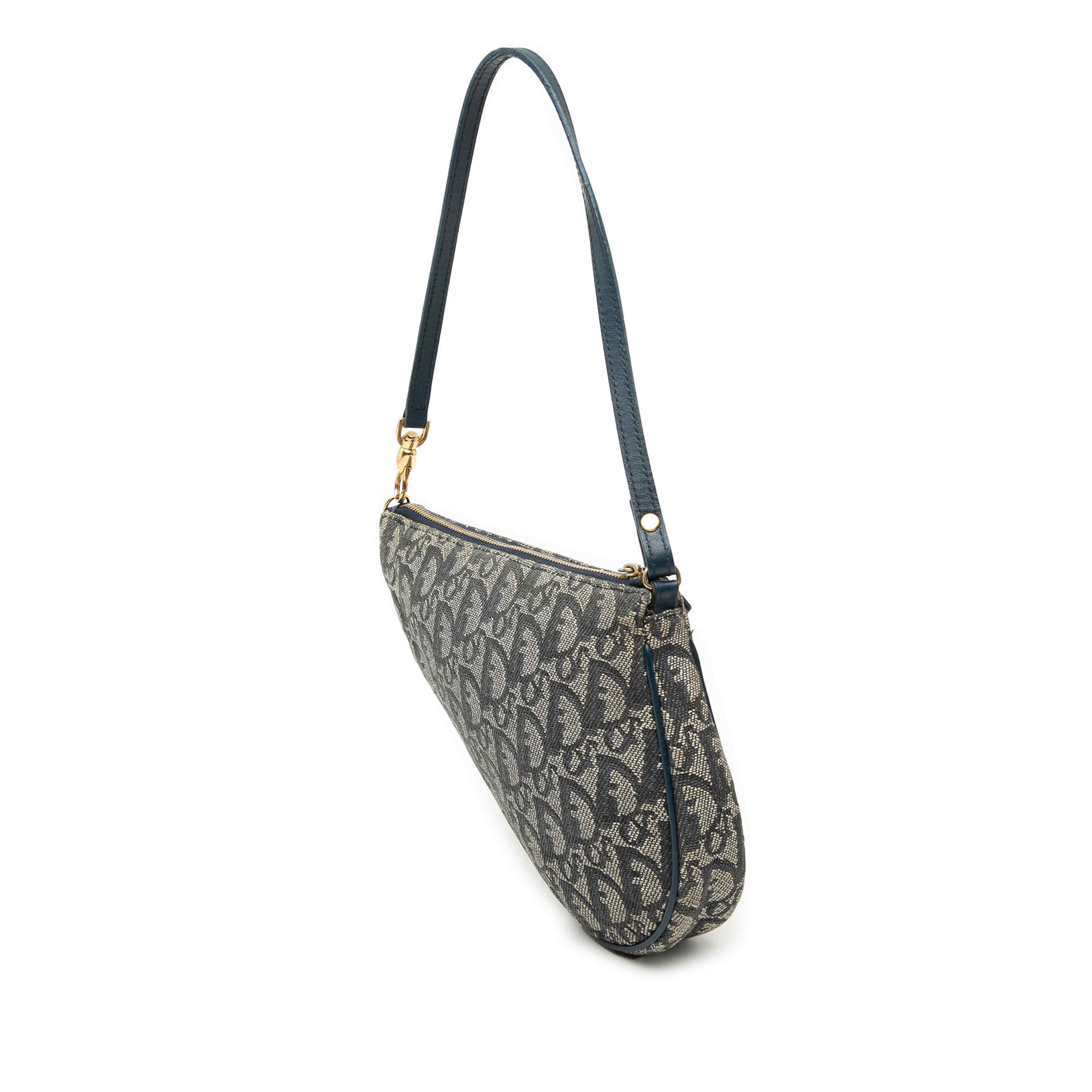 Dior Mini Diorissimo Canvas Saddle Pochette, från Luxclusif, i färgen navy. Klicka för att öppna bilden i stort format