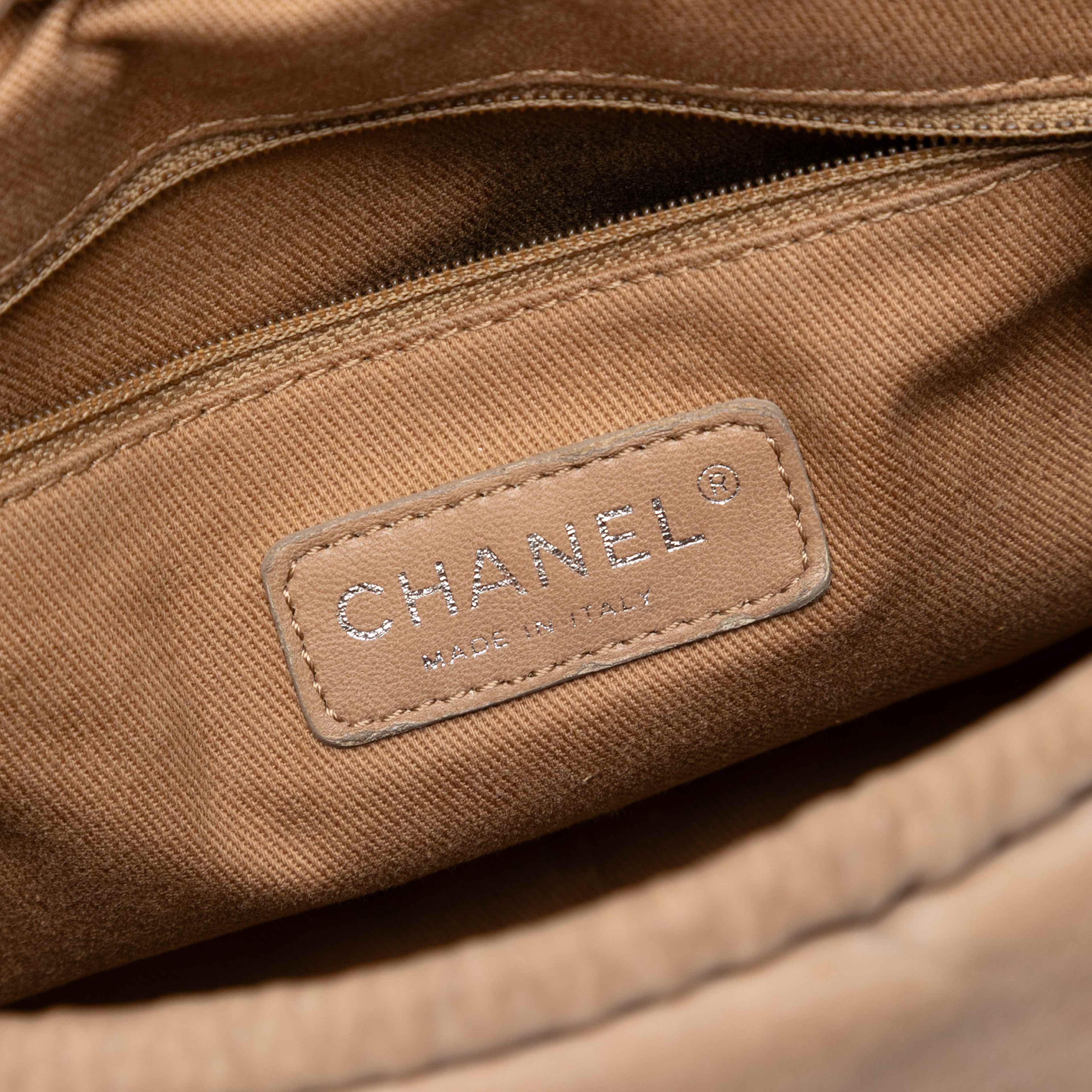 Chanel Perforated Suede Fringe Flap, från Luxclusif, i färgen beige. Klicka för att öppna bilden i stort format